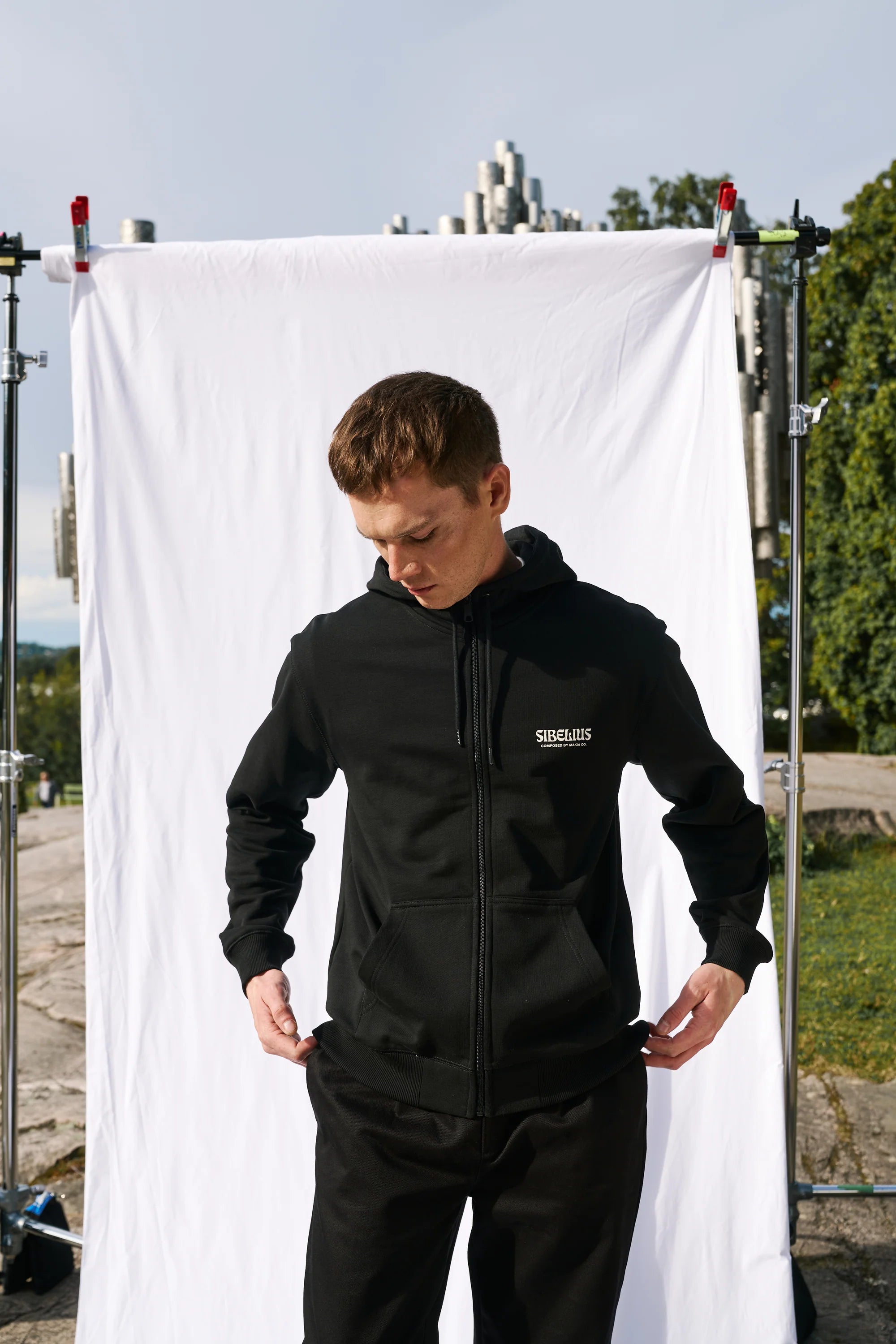 Makia x Sibelius miesten huppari Sibelius Silence Zip Hooded Sweatshirt, musta