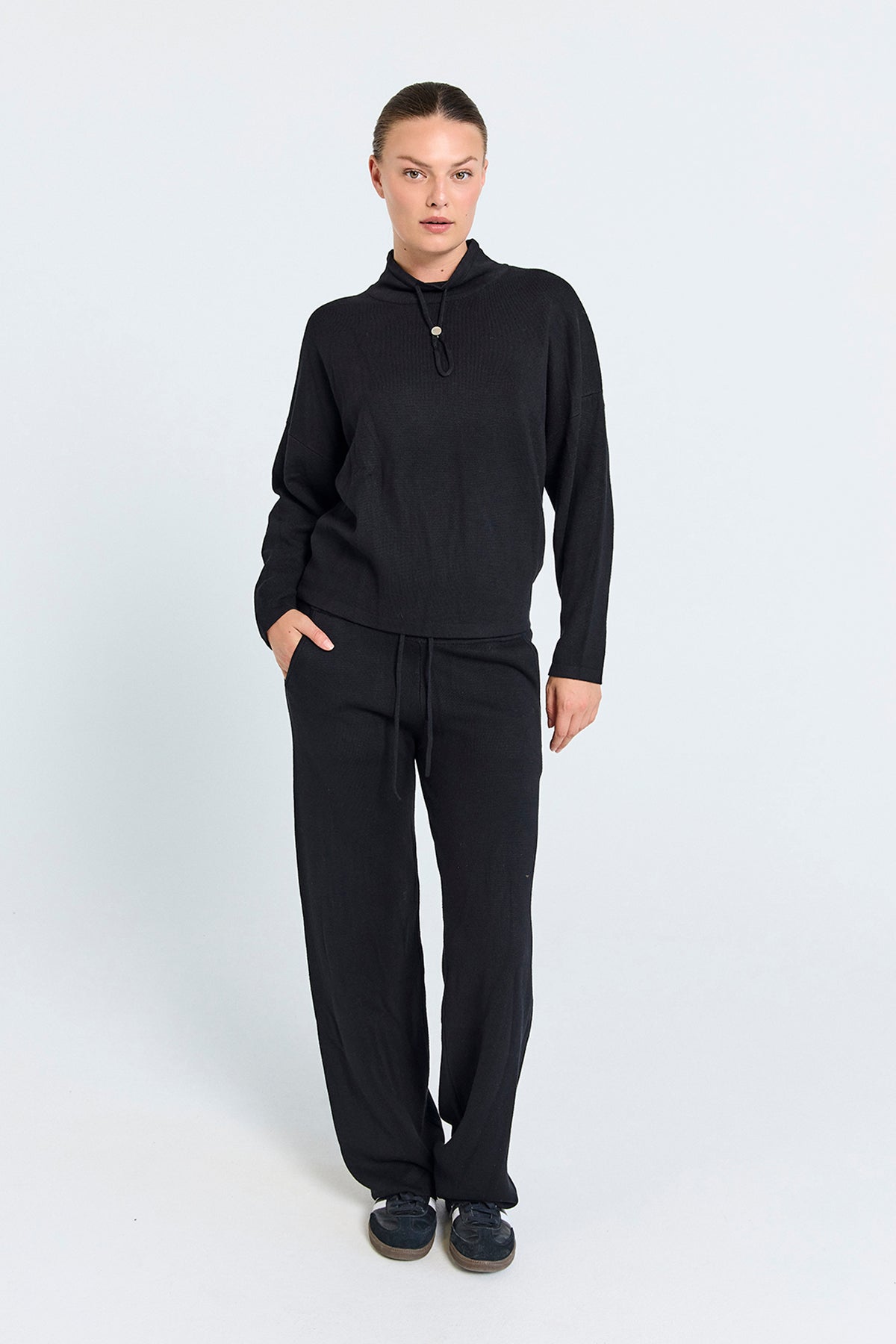 Freequent Ani Pant, musta