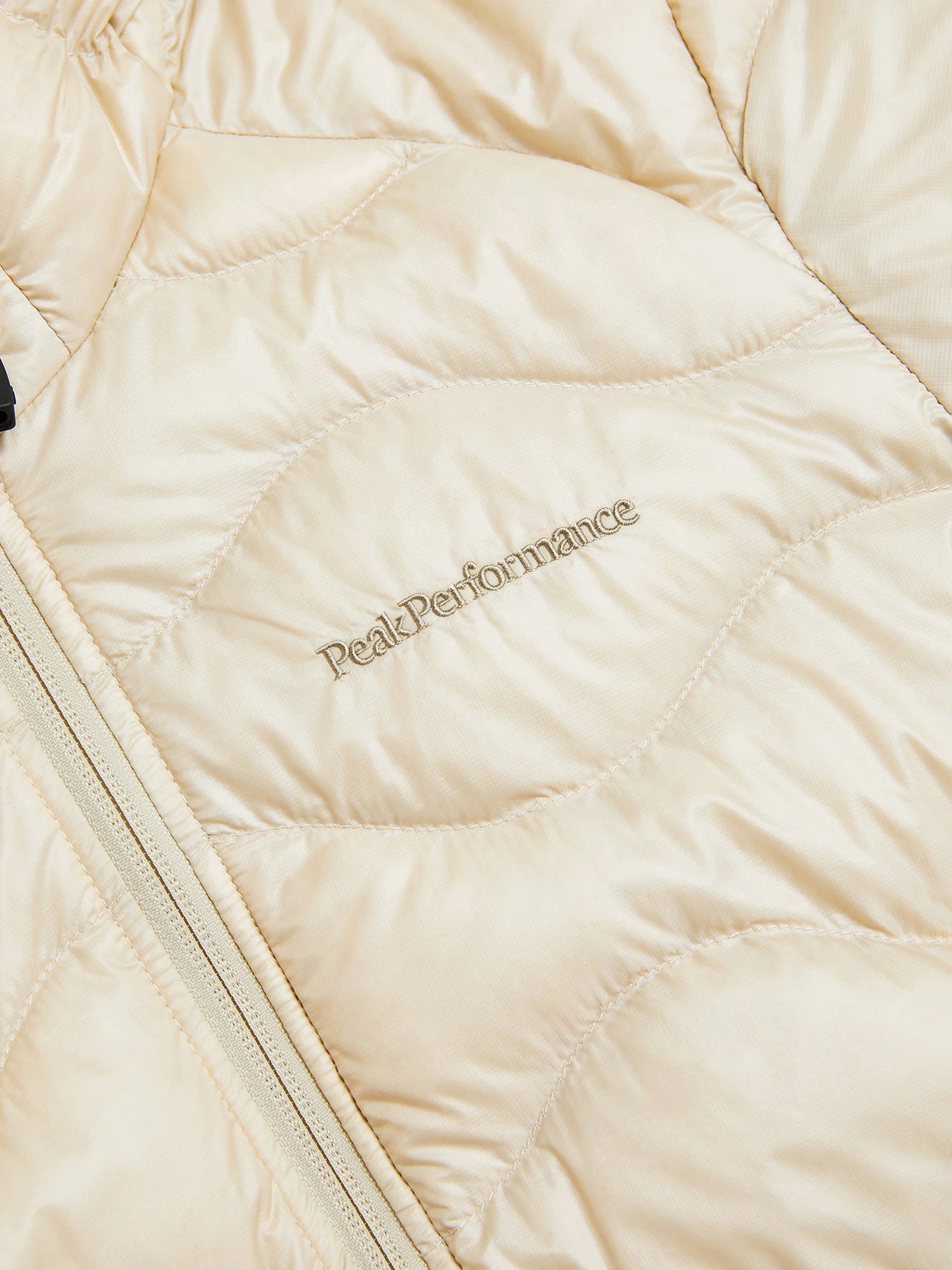 Peak Performance naisten kevytuntivatakki W Helium Down Hood Jacket, luonnonvalkoinen