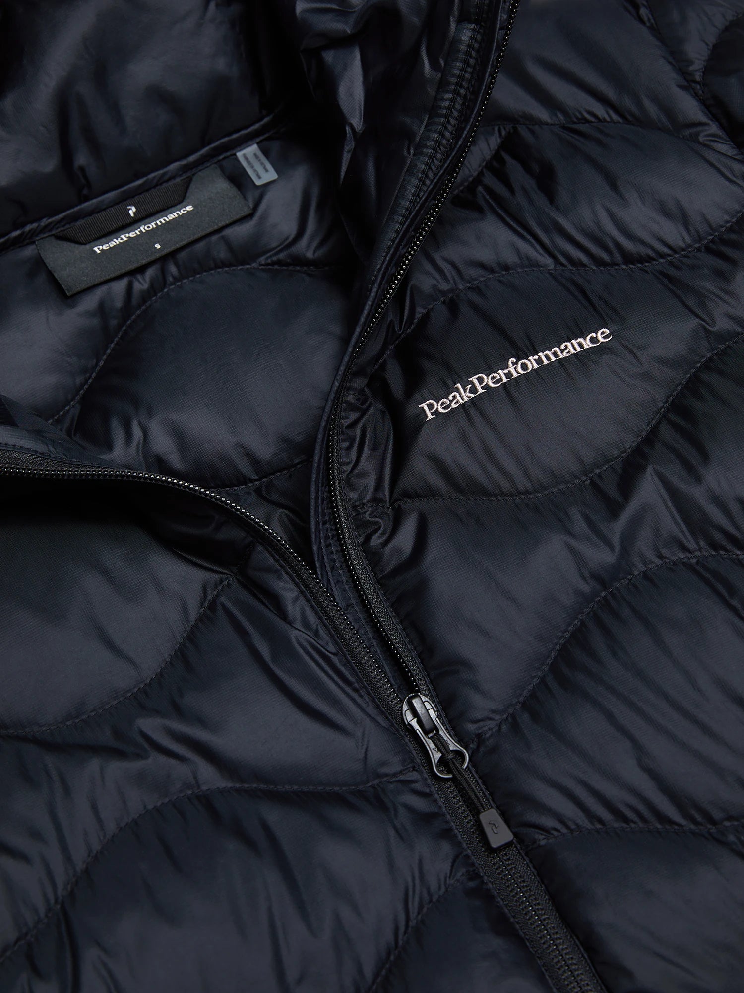 Peak Performance naisten untuvatakki Helium Down Coat, musta