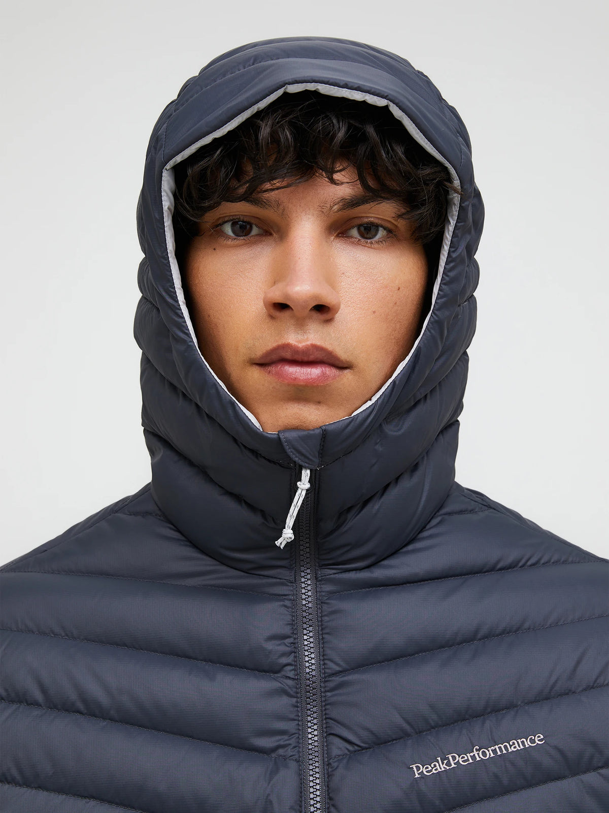 Peak Performance miesten untuvatakki Frost Hood Jacket, tummanharmaa