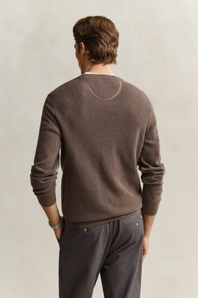 Gant miesten neulepusero Micro Textured Cotton C-Neck, vaaleanruskea