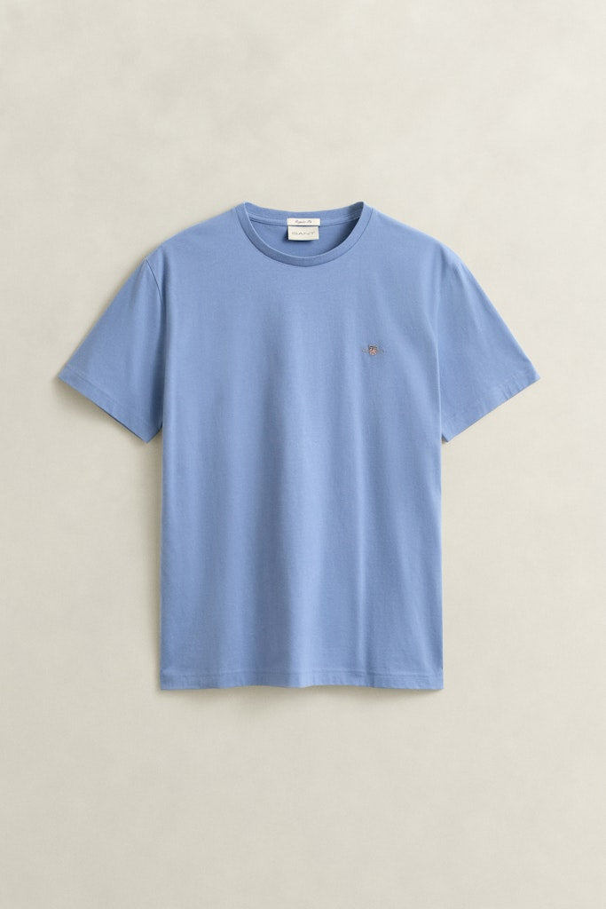 Gant miesten t-paita Reg Shield SS T-shirt, keskisininen, puuvillainen lyhythihainen t-paita, suora leikkaus, pyöreä resoripääntie ja pieni vaakunakirjailu rinnassa