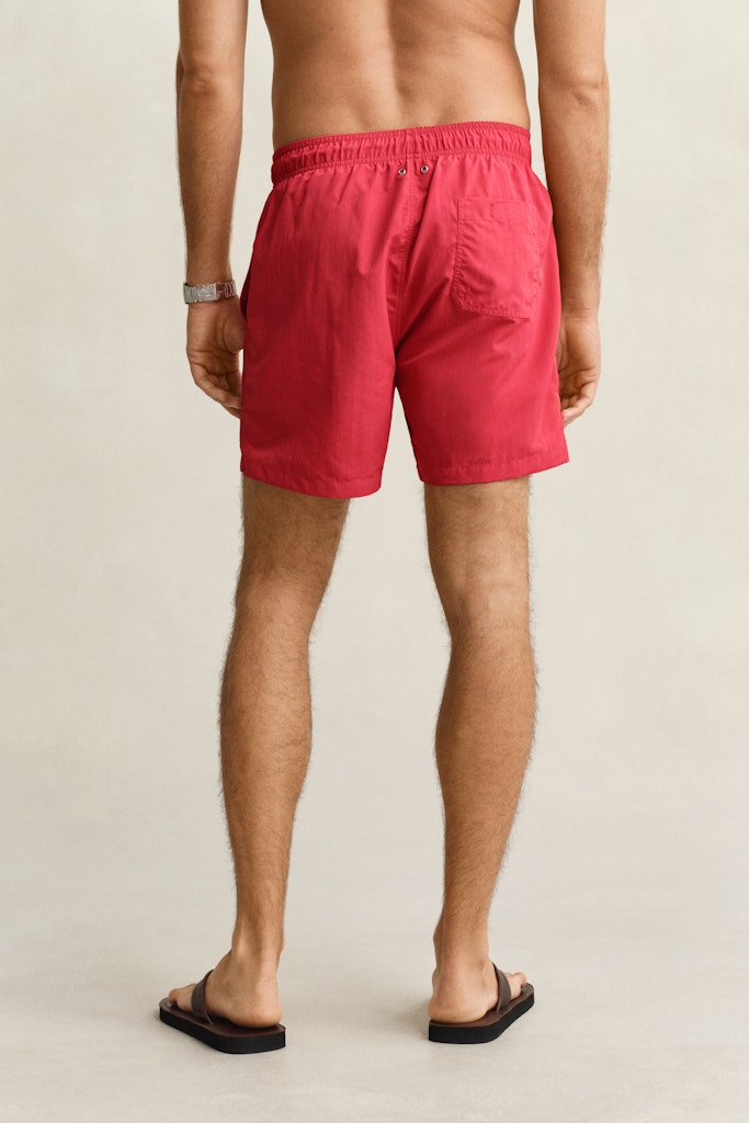 Gant miesten uimashortsit Classic Fit Swim Shorts, punainen, joissa elastinen vyötärö ja takatasku, suora ja rento malli laadukkaasta materiaalista.