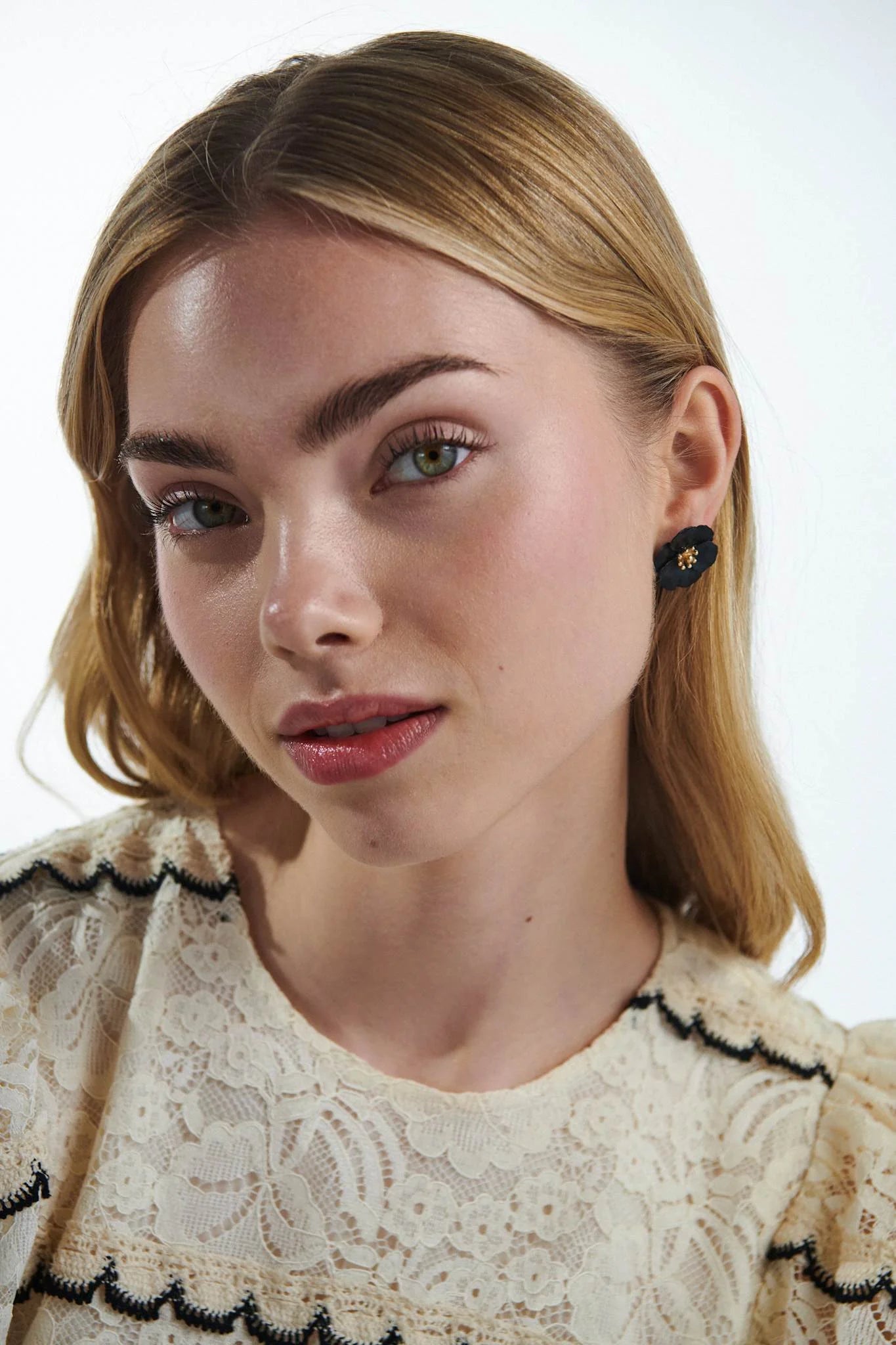 Bow 19 naisten korvakorut Flower Small Earrings, musta