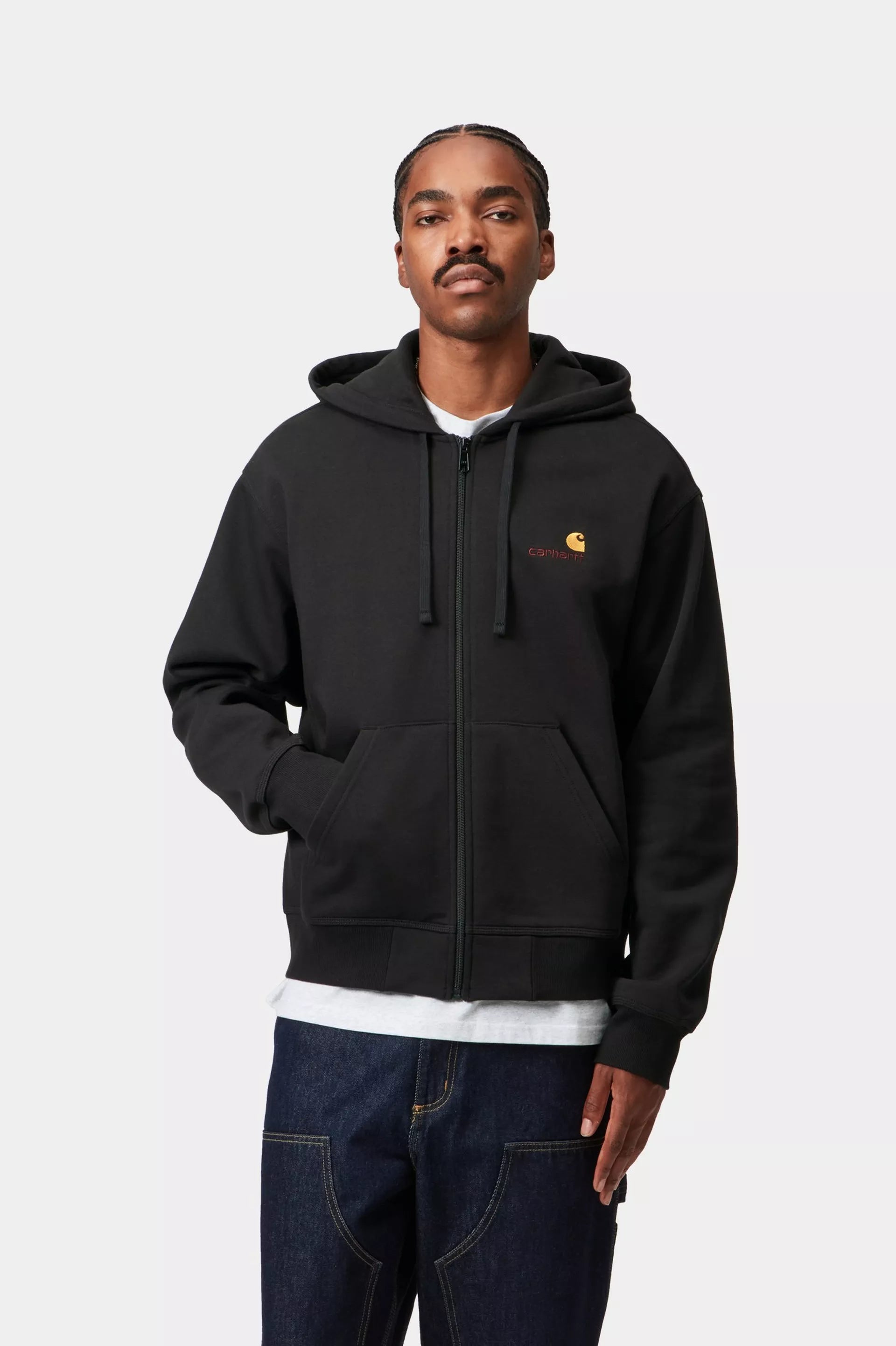 Carhartt miesten huppari Hooded American Script Jacket, musta, on yksivärinen, musta vetoketjullinen huppari, jossa on vetoketjullinen edestä ja huppu kiristysnauhoilla sekä pieni punainen logo rinnassa.