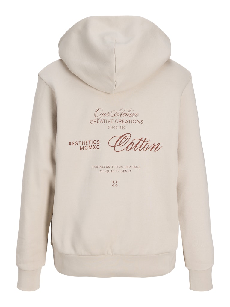 Jack and Jones Junior lasten huppari JJROAR SWEAT HOOD JNR, beige väriltään vaalea ja yksivärinen, pehmeä puuvillasekoitemateriaali, pitkä malli hupulla ja joustavilla resoreilla hihoissa sekä helmassa, selän tekstipainatus.