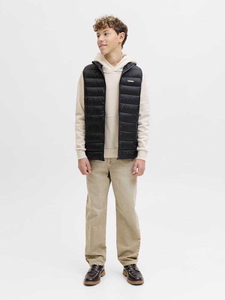 Jack and Jones Junior lasten huppari JJROAR SWEAT HOOD JNR, beige värinen vetoketjulla varustettu huppari pehmeästä, joustavasta materiaalista, rennolla leikkauksella ja hupulla.
