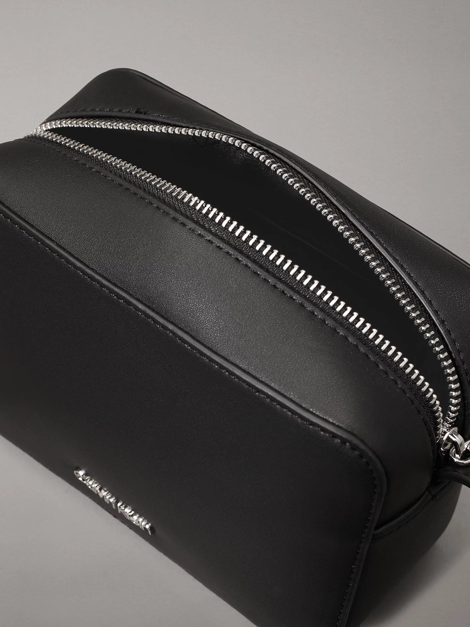 Calvin Klein Accessories laukku CK Must Camera Bag, musta