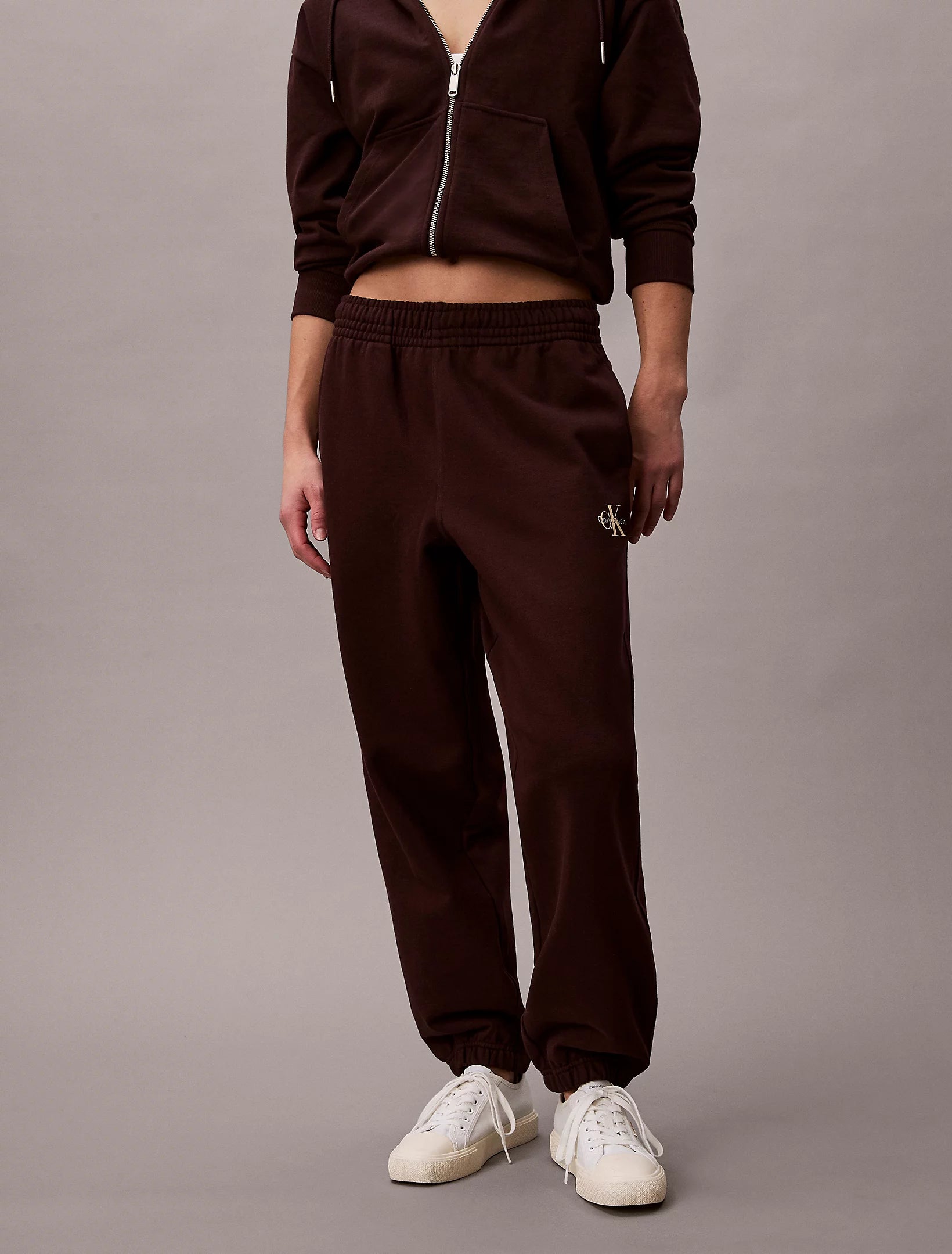 Calvin Klein Jeans naisten collegehousut Monology French Terry Jogger, tummanruskea