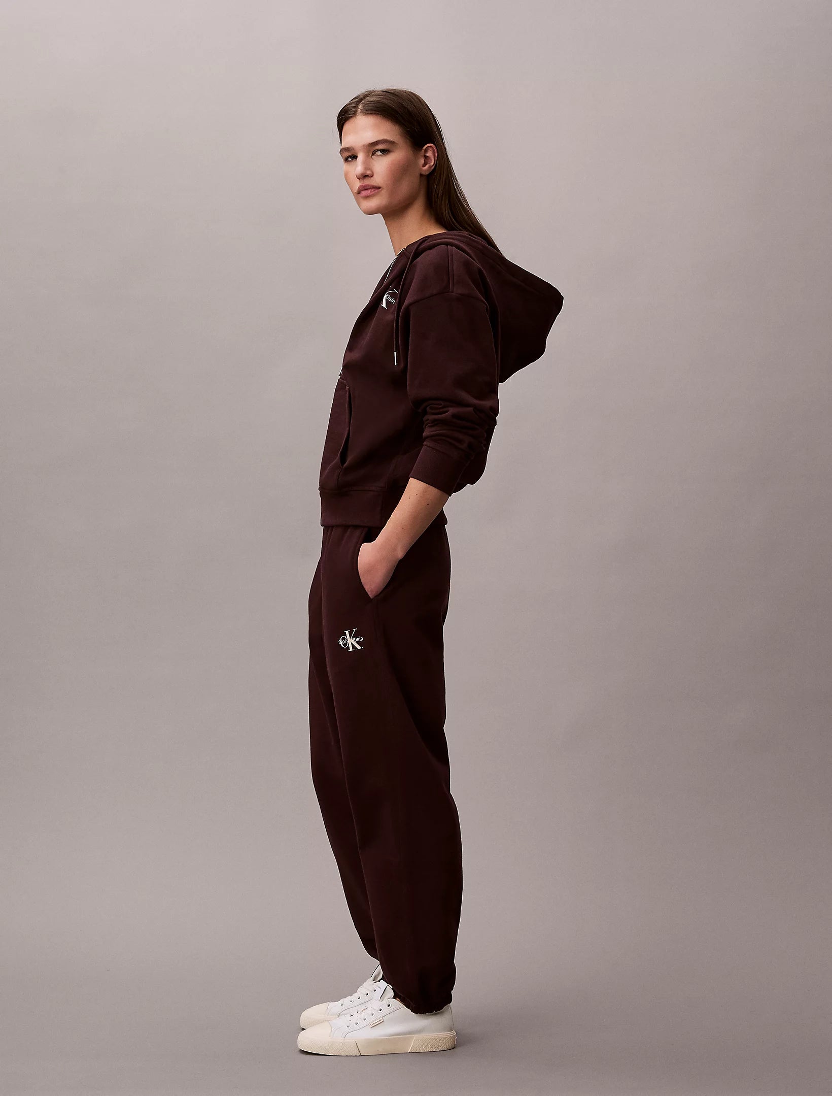 Calvin Klein Jeans naisten collegehousut Monology French Terry Jogger, tummanruskea