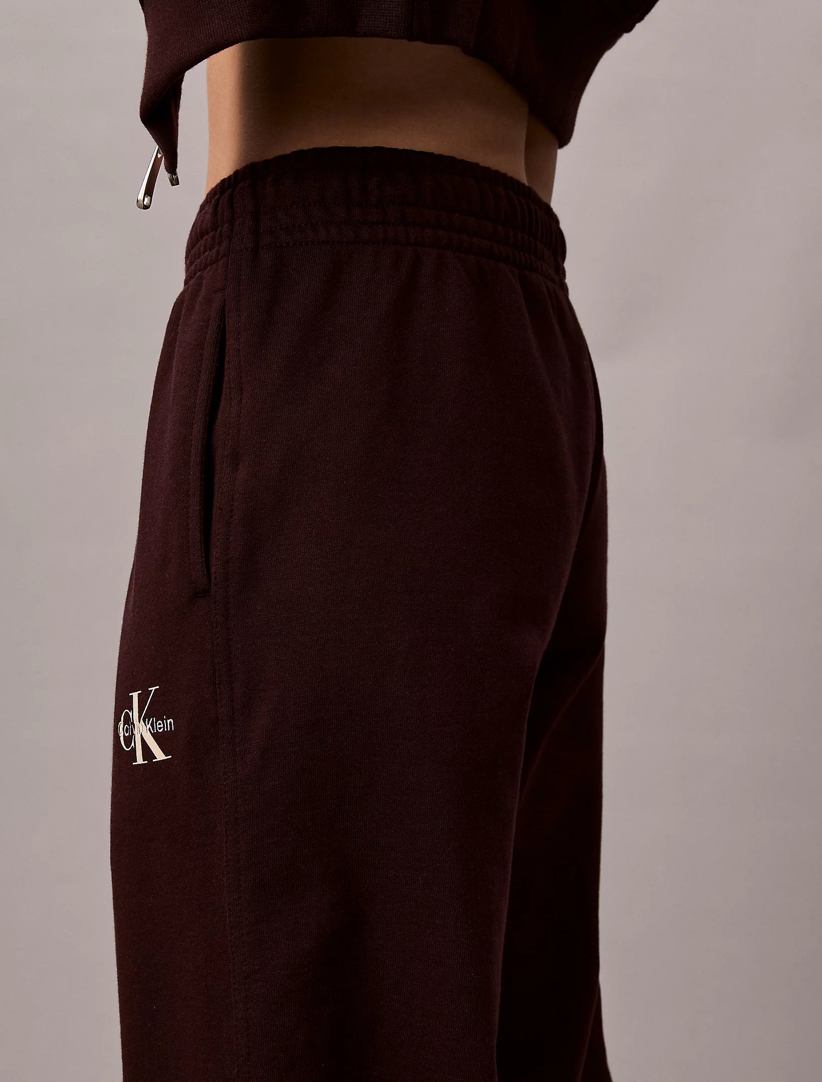 Calvin Klein Jeans naisten collegehousut Monology French Terry Jogger, tummanruskea