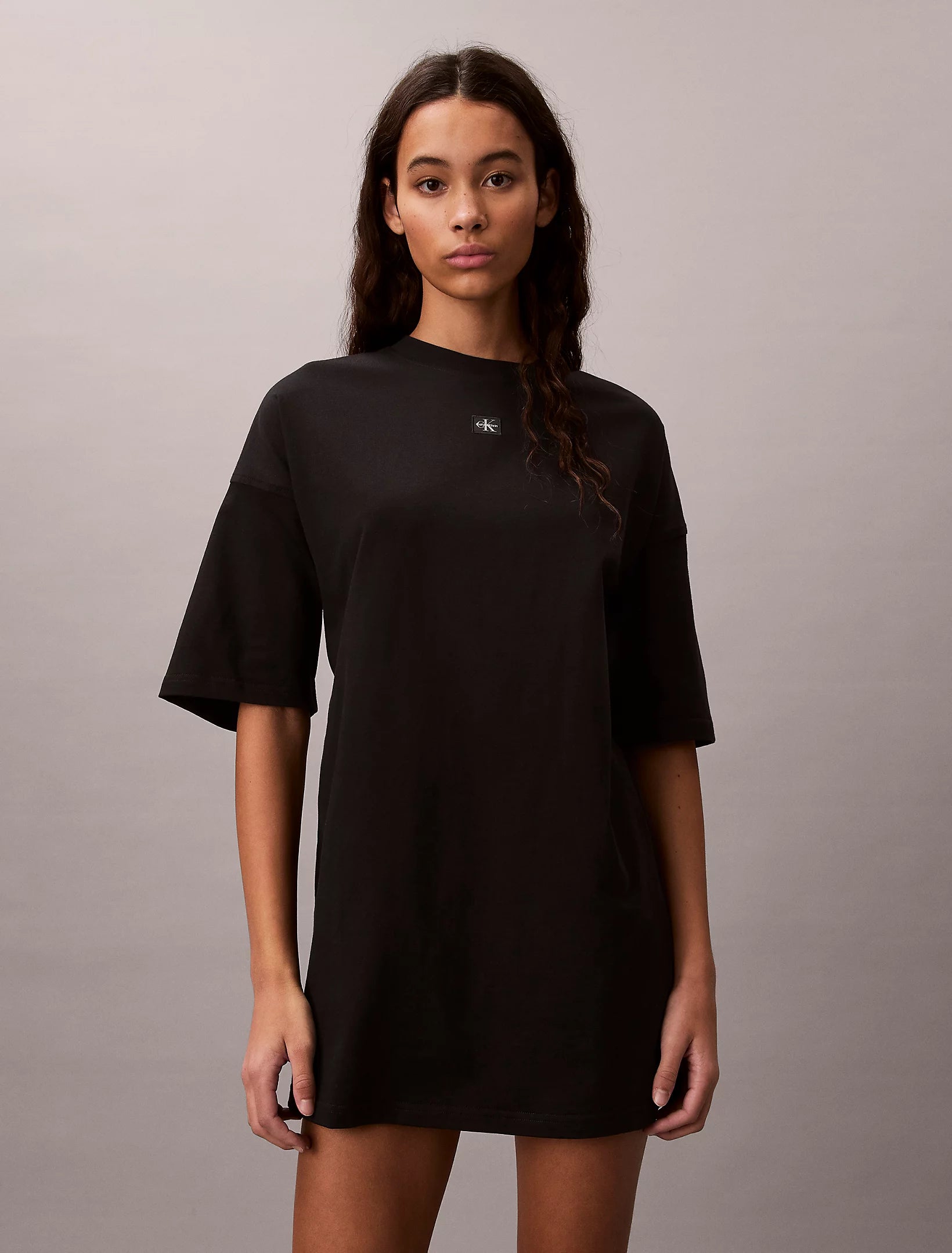 Calvin Klein Jeans naisten t-paitamekko SS WOven Label Oversized Tee Dress, musta