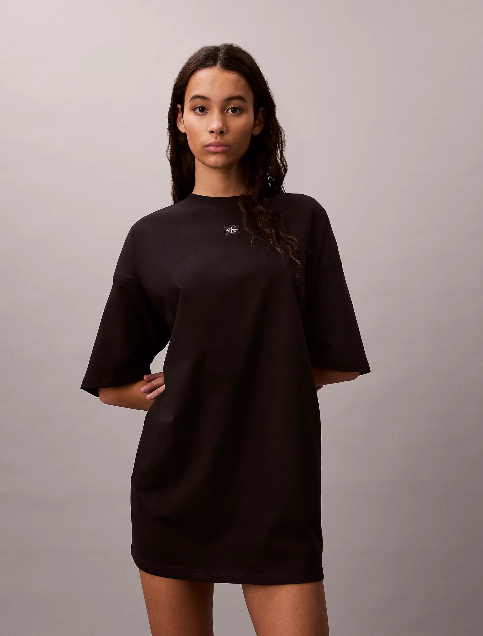 Calvin Klein Jeans naisten t-paitamekko SS WOven Label Oversized Tee Dress, musta