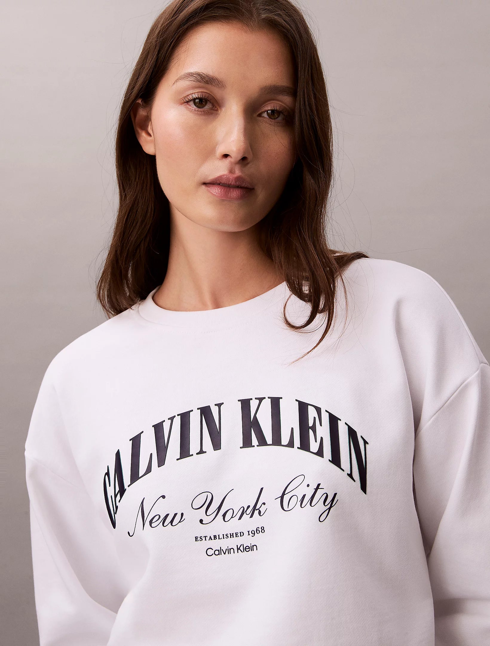 Calvin Klein Jeans naisten collegepaita Logo Graphic Crewneck Sweatshirt, valkoinen