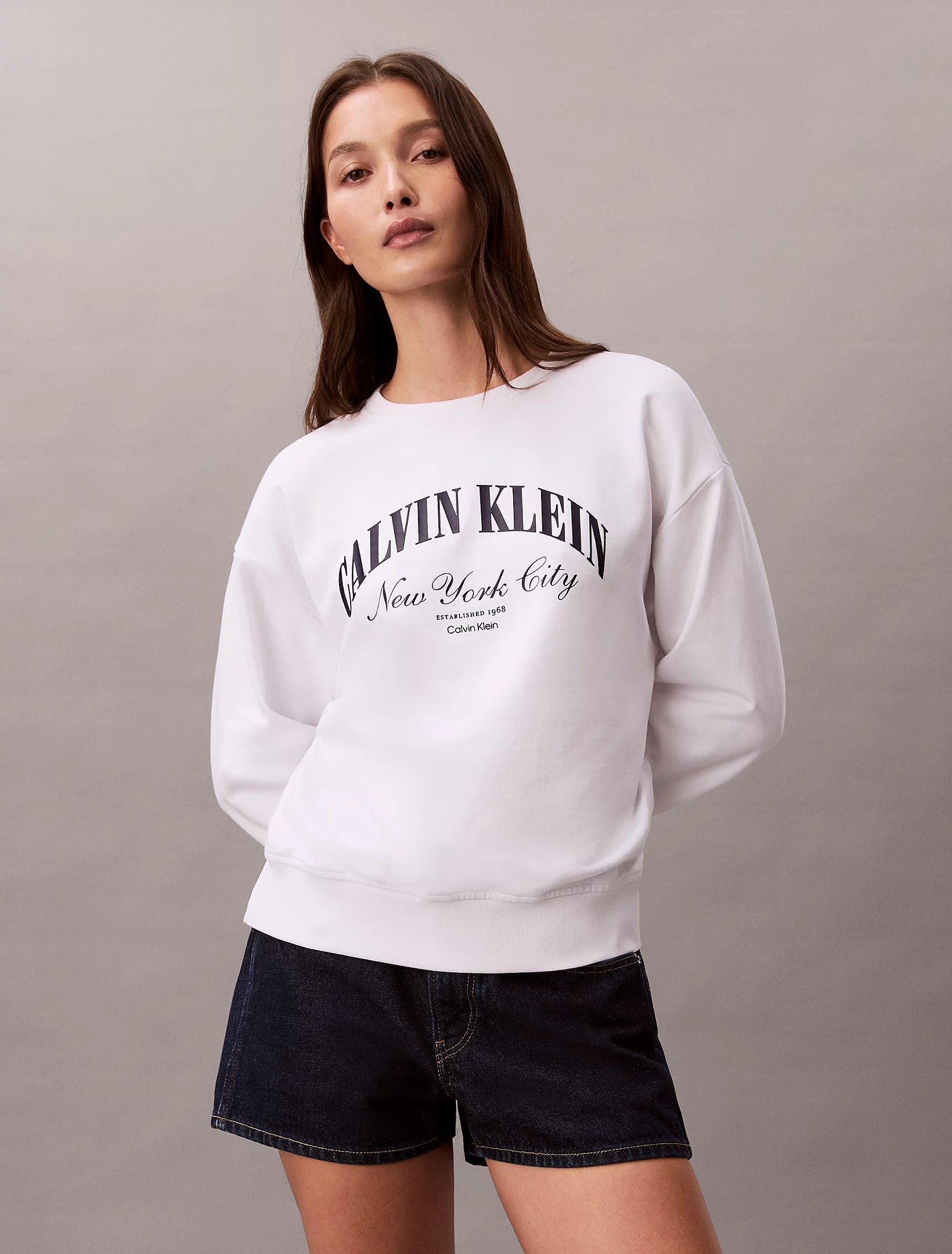 Calvin Klein Jeans naisten collegepaita Logo Graphic Crewneck Sweatshirt, valkoinen