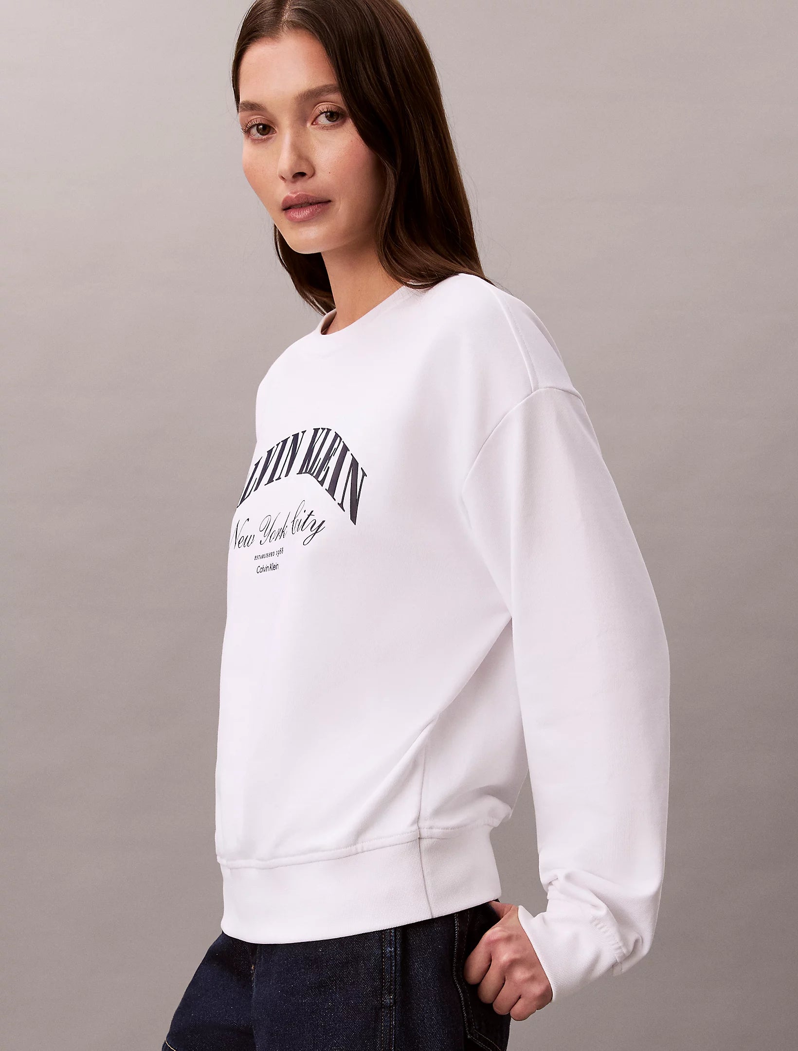 Calvin Klein Jeans naisten collegepaita Logo Graphic Crewneck Sweatshirt, valkoinen