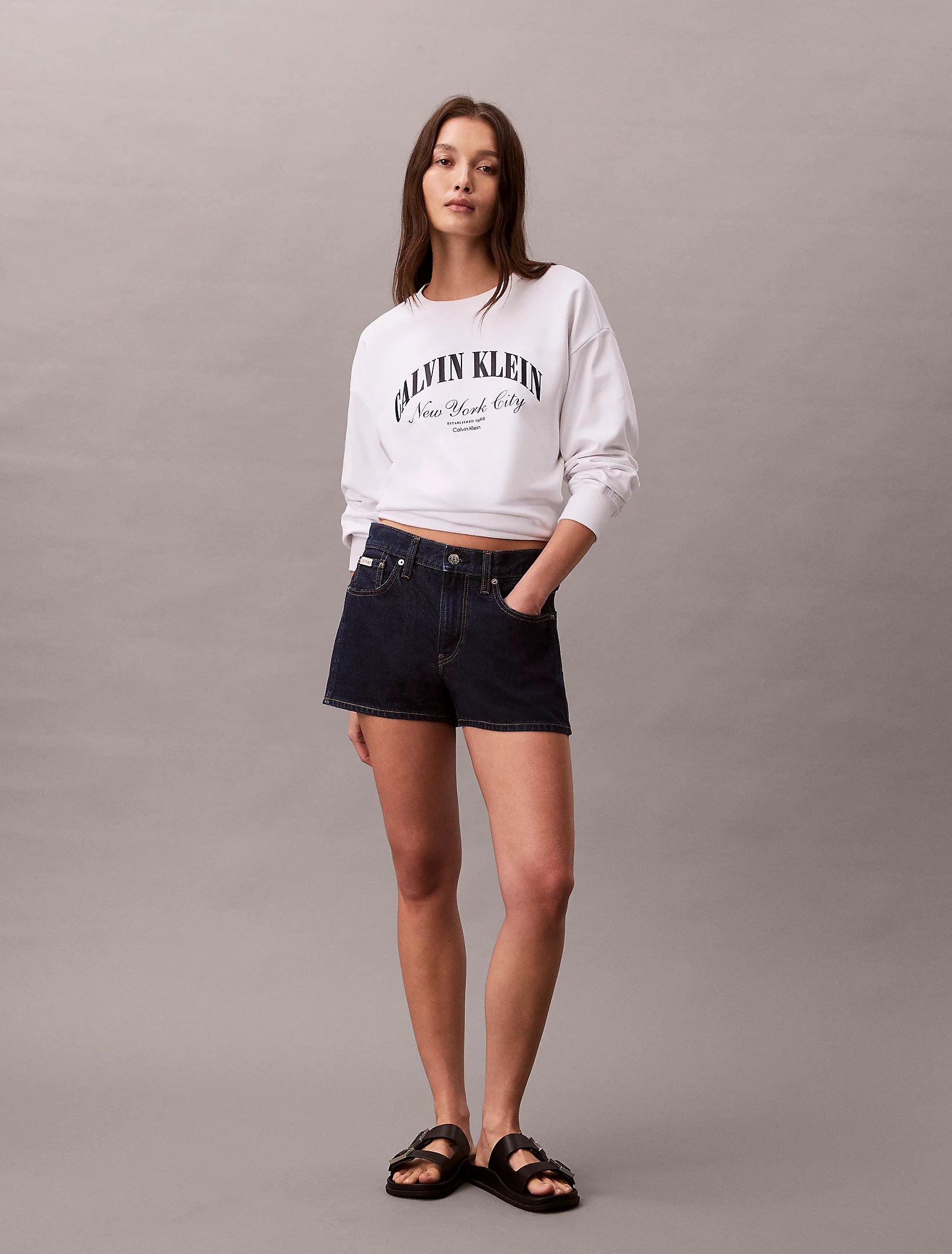 Calvin Klein Jeans naisten collegepaita Logo Graphic Crewneck Sweatshirt, valkoinen