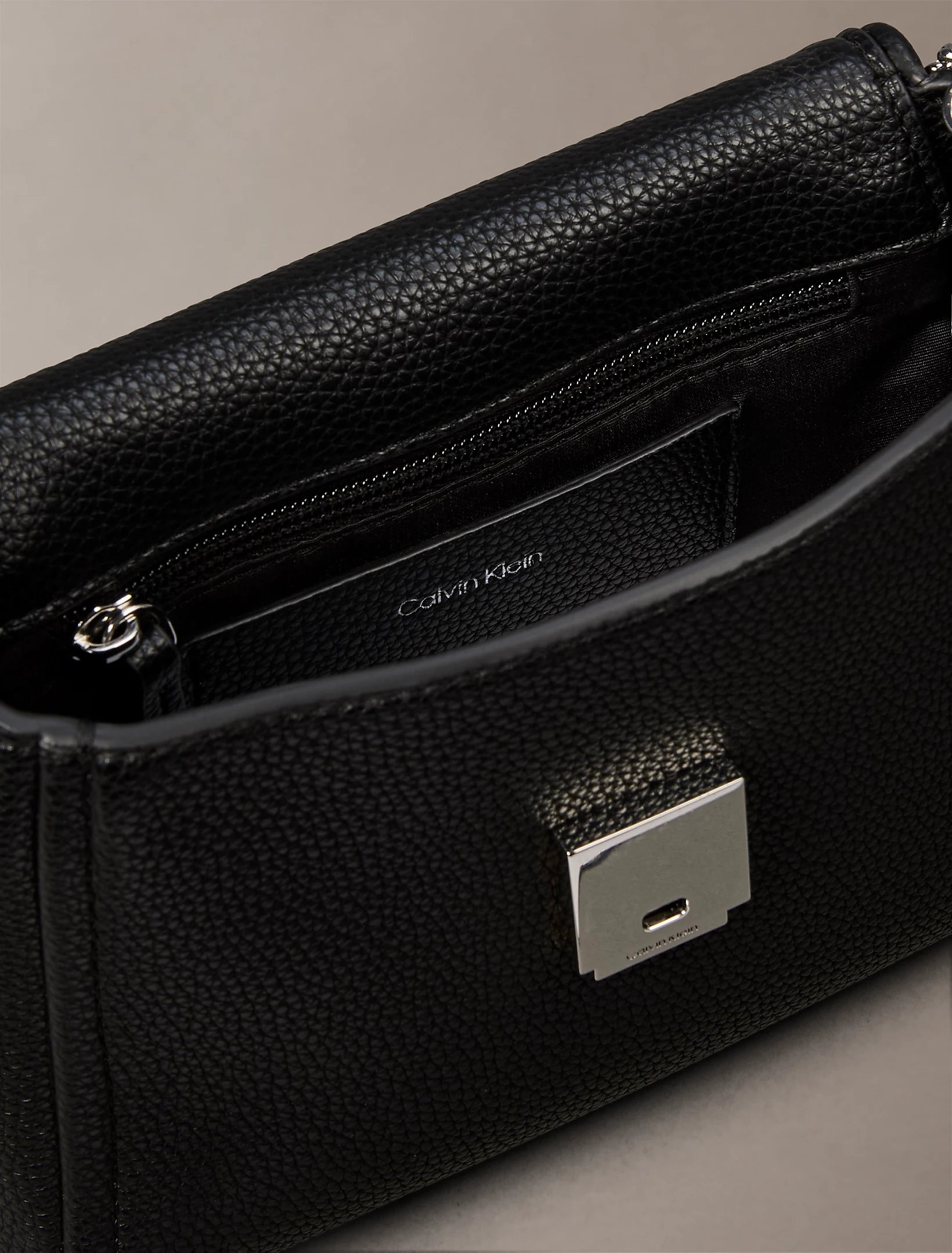 Calvin Klein Accessories naisten laukku K-Emblem HW Pebble Crossbody, musta