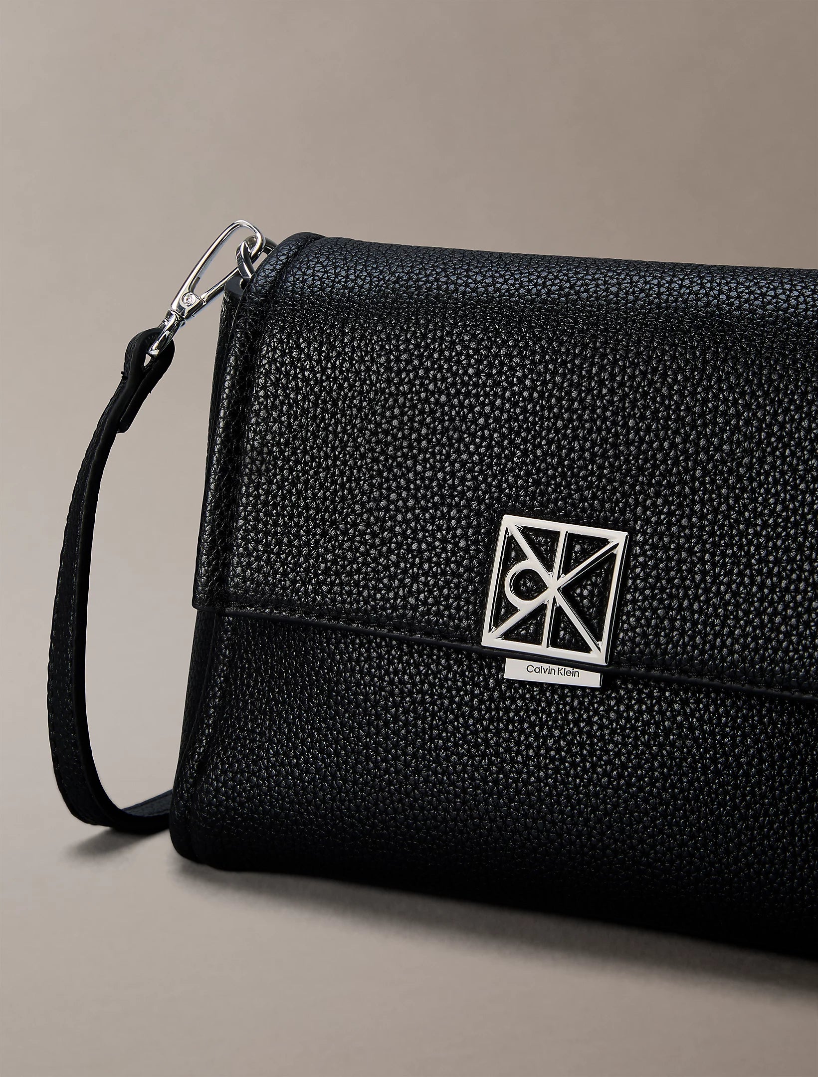 Calvin Klein Accessories naisten laukku K-Emblem HW Pebble Crossbody, musta