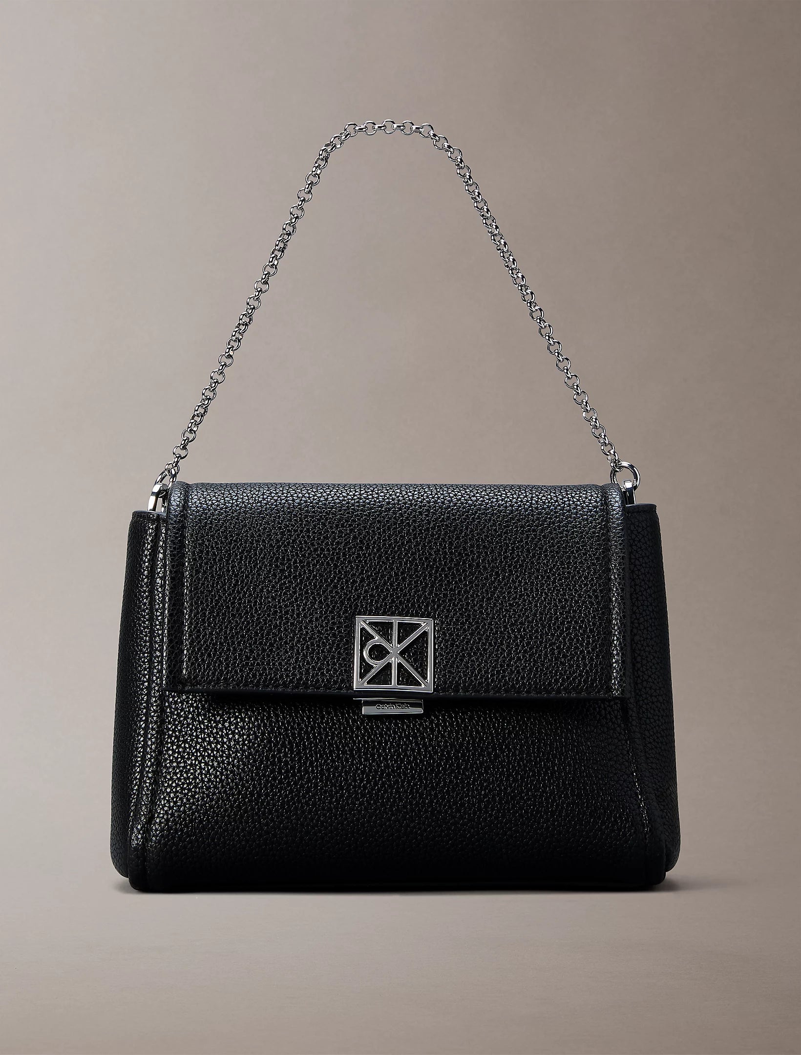 Calvin Klein Accessories naisten laukku K-Emblem HW Pebble Crossbody, musta