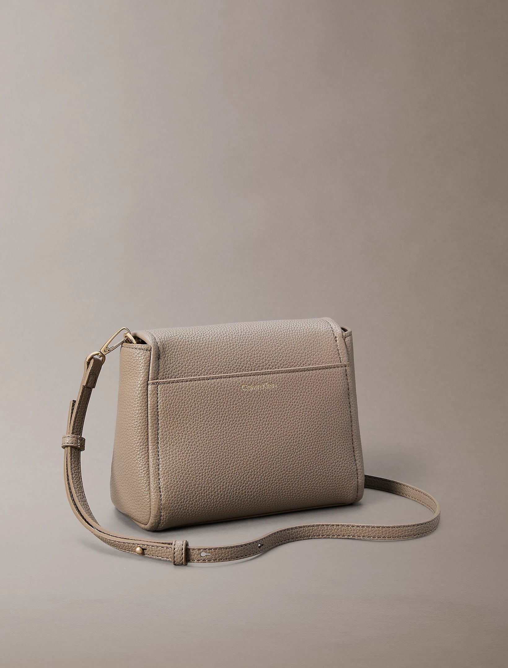 Calvin Klein Accessories naisten laukku K-Emblem HW Pebble Crossbody, vaalea beige