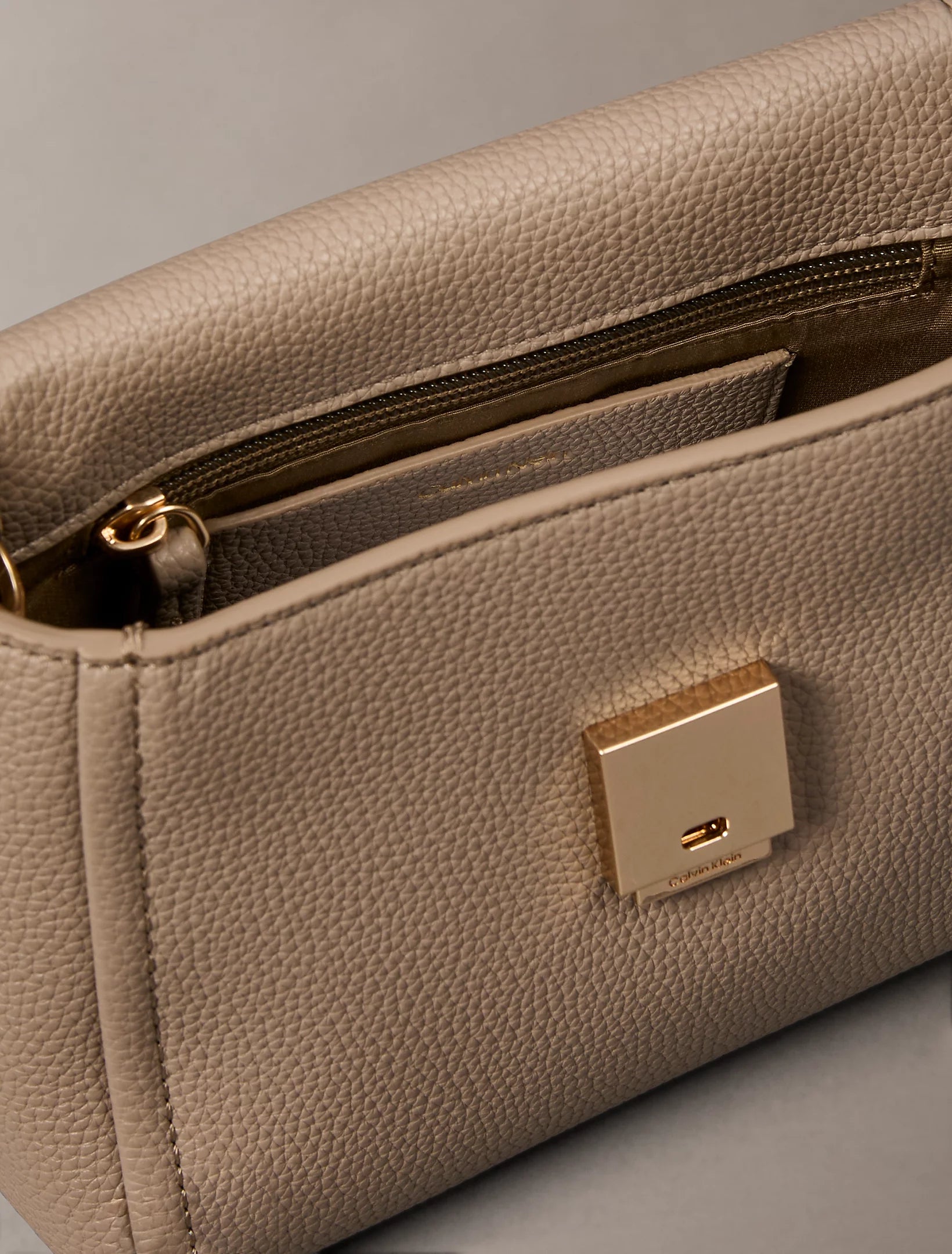 Calvin Klein Accessories naisten laukku K-Emblem HW Pebble Crossbody, vaalea beige
