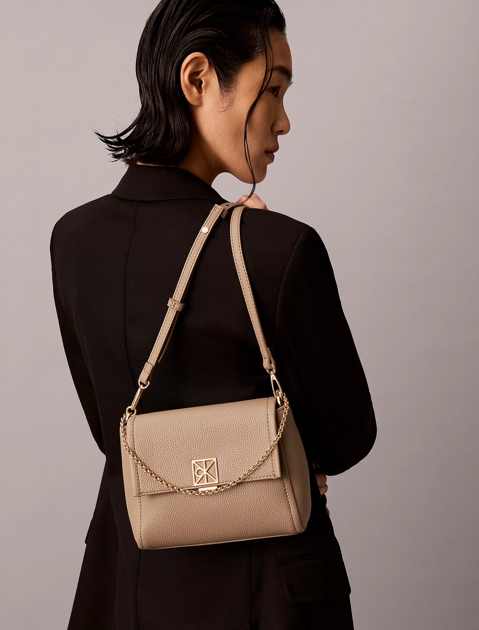 Calvin Klein Accessories naisten laukku K-Emblem HW Pebble Crossbody, vaalea beige