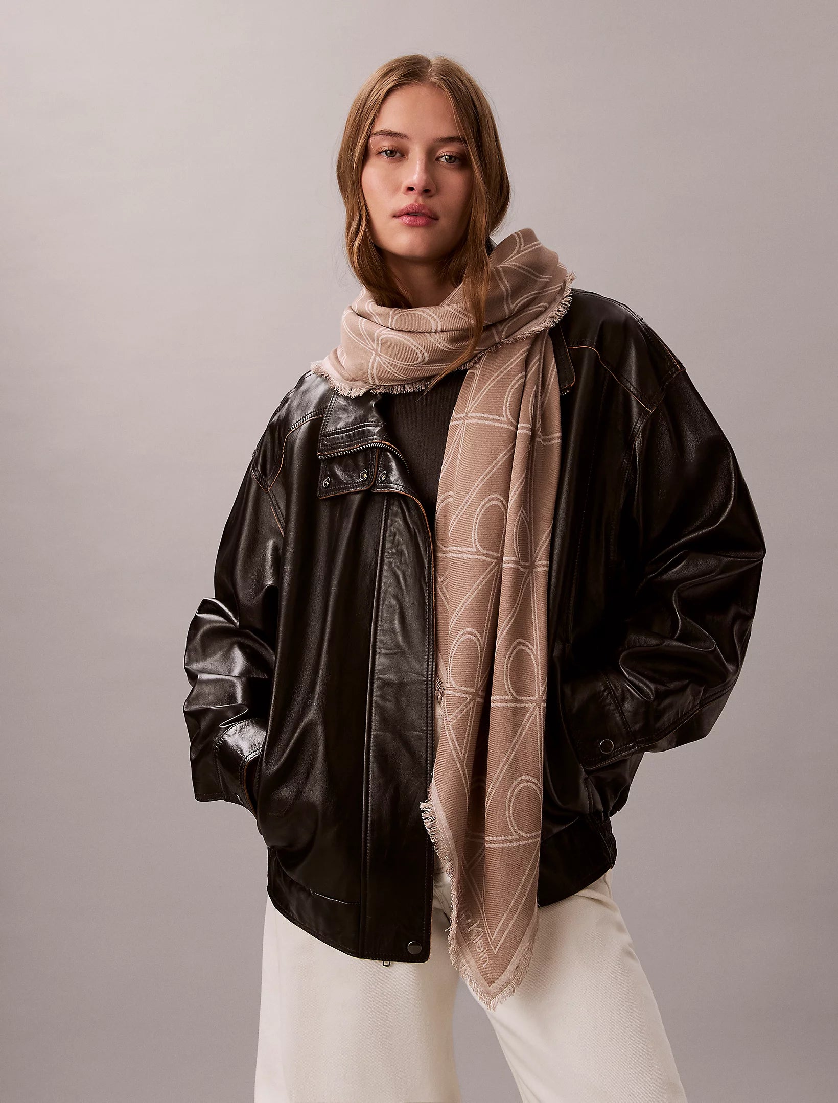 Calvin Klein Accessories unisex huivi Emblem AOP Contrast LW Square, vaalea beige