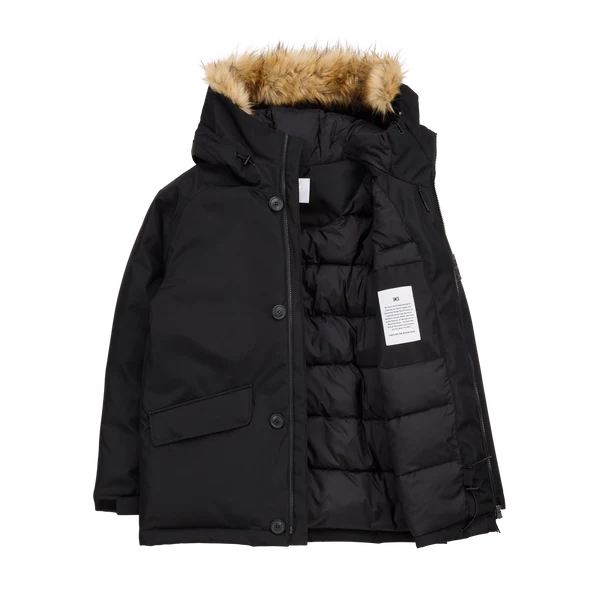 Makia Miesten Parkatakki, HELSINKI PARKA Musta, jossa paksu toppaus, kirkkaan musta väritys, irrotettava tekoturkishuppu ja käytännölliset taskut.