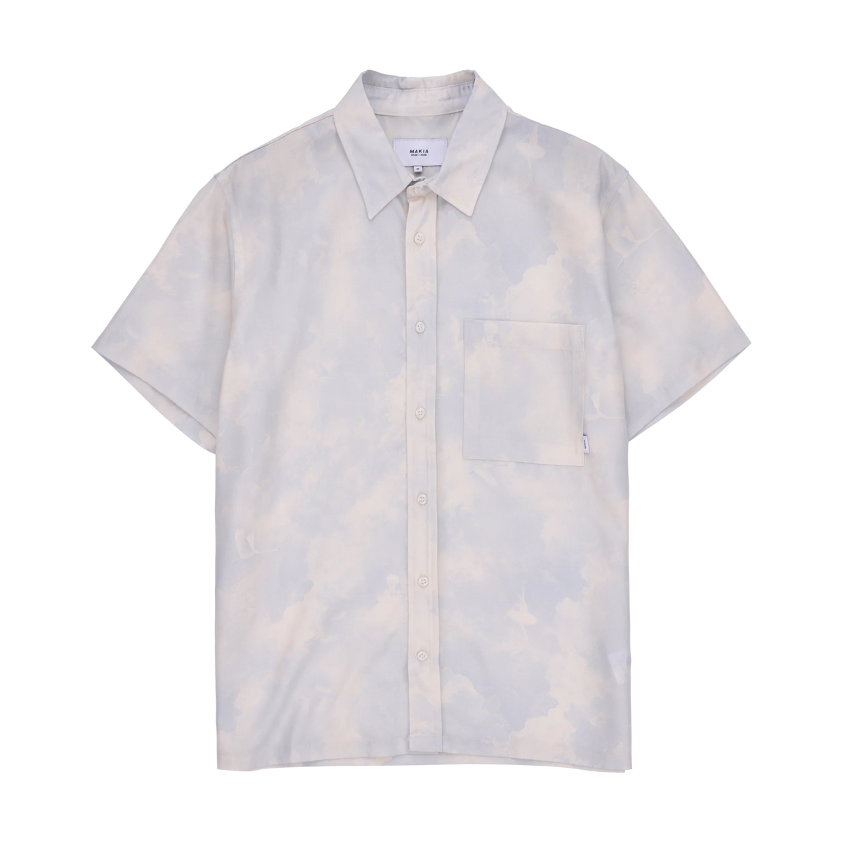Makia lyhythihainen kauluspaita Odette Shirt, valkopohjainen kuosi, kevyt ja ilmava materiaali, suoraleikkaus ja rintatasku, jossa hentoa vaaleaa pilvikuviota.