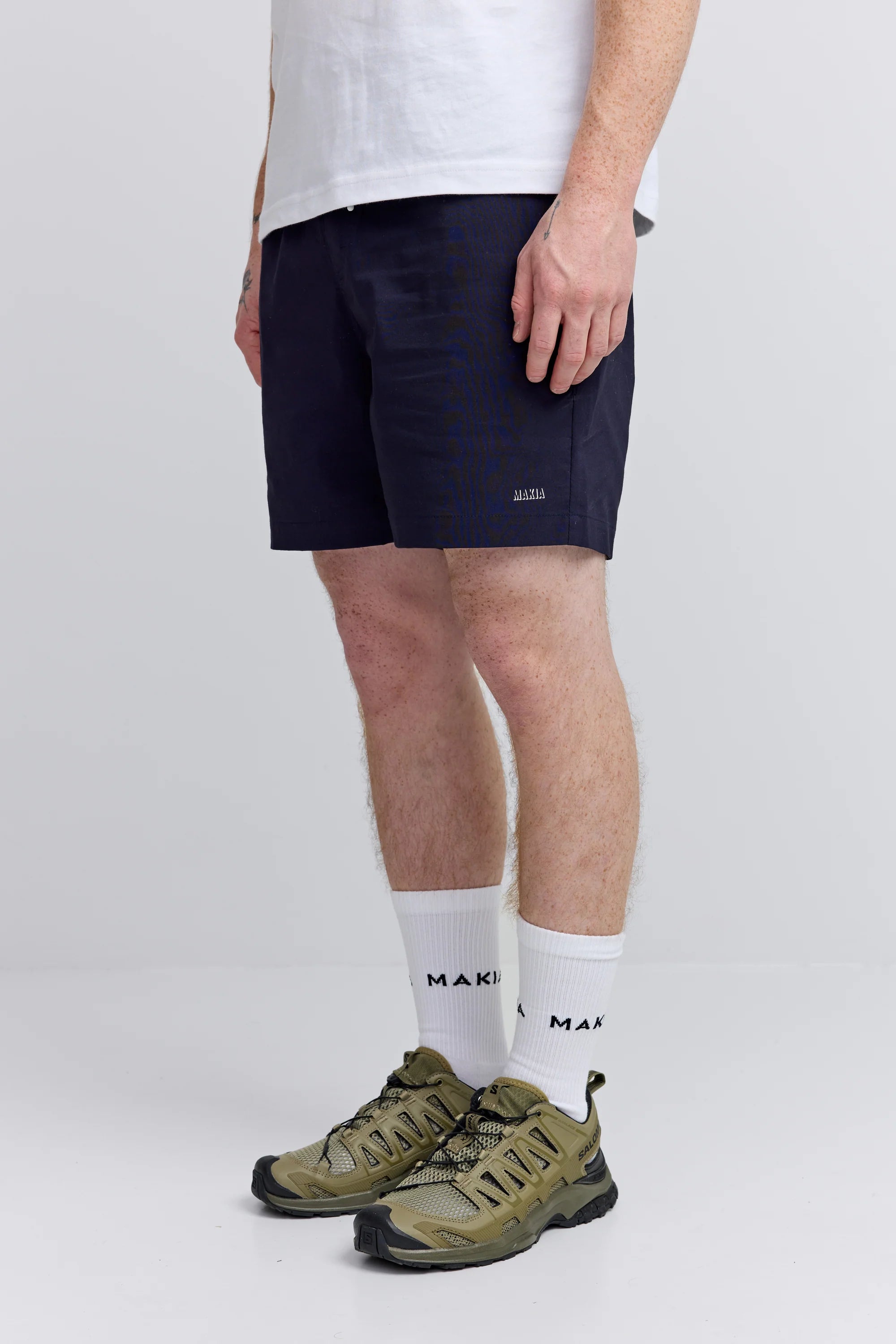 Makia miesten shortsit Shadow Hybrid Shorts, tummansininen, suoraleikkaus, lyhyet lahkeet ja minimalistinen logopainatus lahkeen alaosassa, laadukas ja kestävä materiaali.