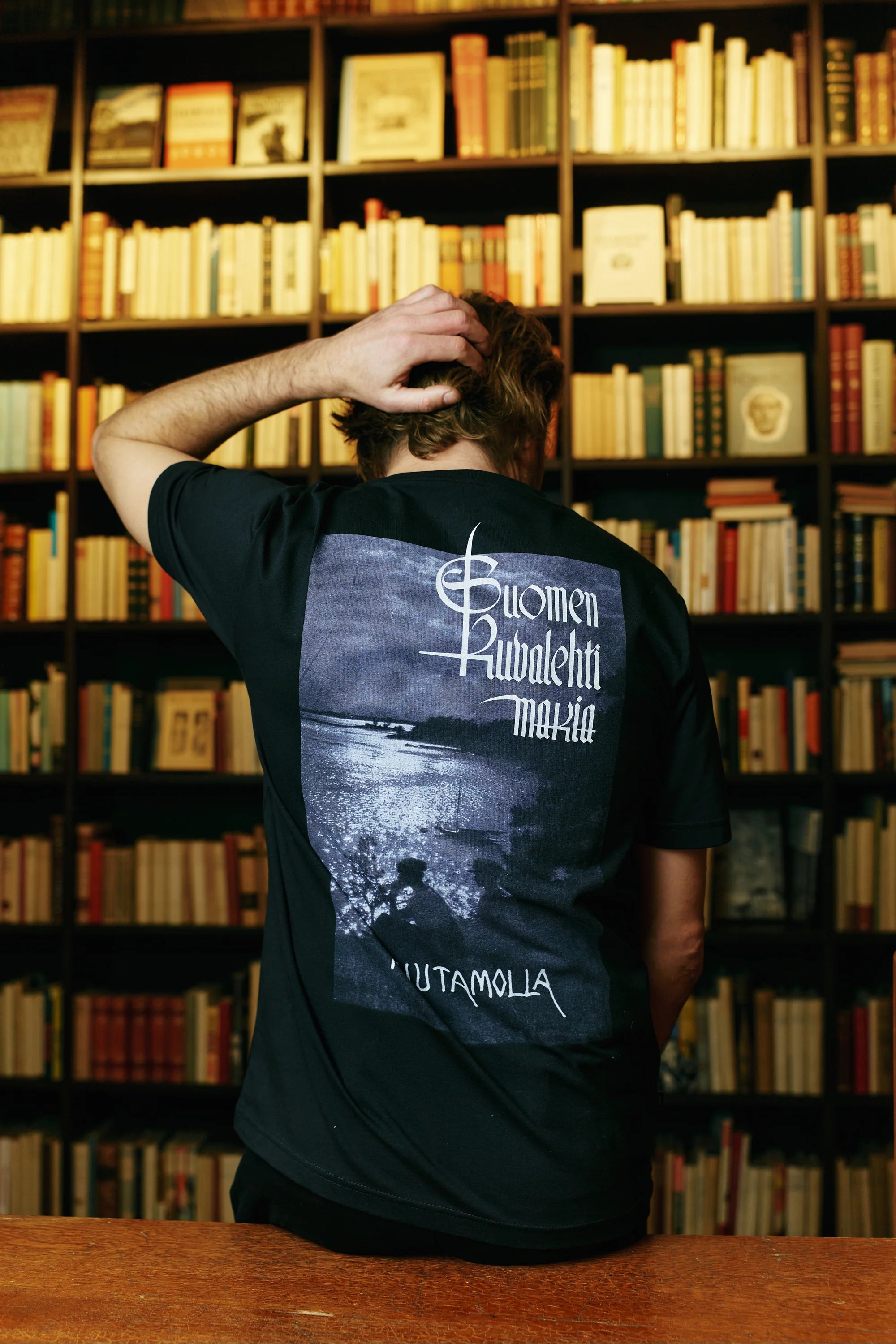 Makia miesten t-paita Moonshine T-shirt, musta, jossa on suora leikkaus, lyhyet hihat ja selässä suuri valkoinen painatus, valmistettu pehmeästä puuvillasta.