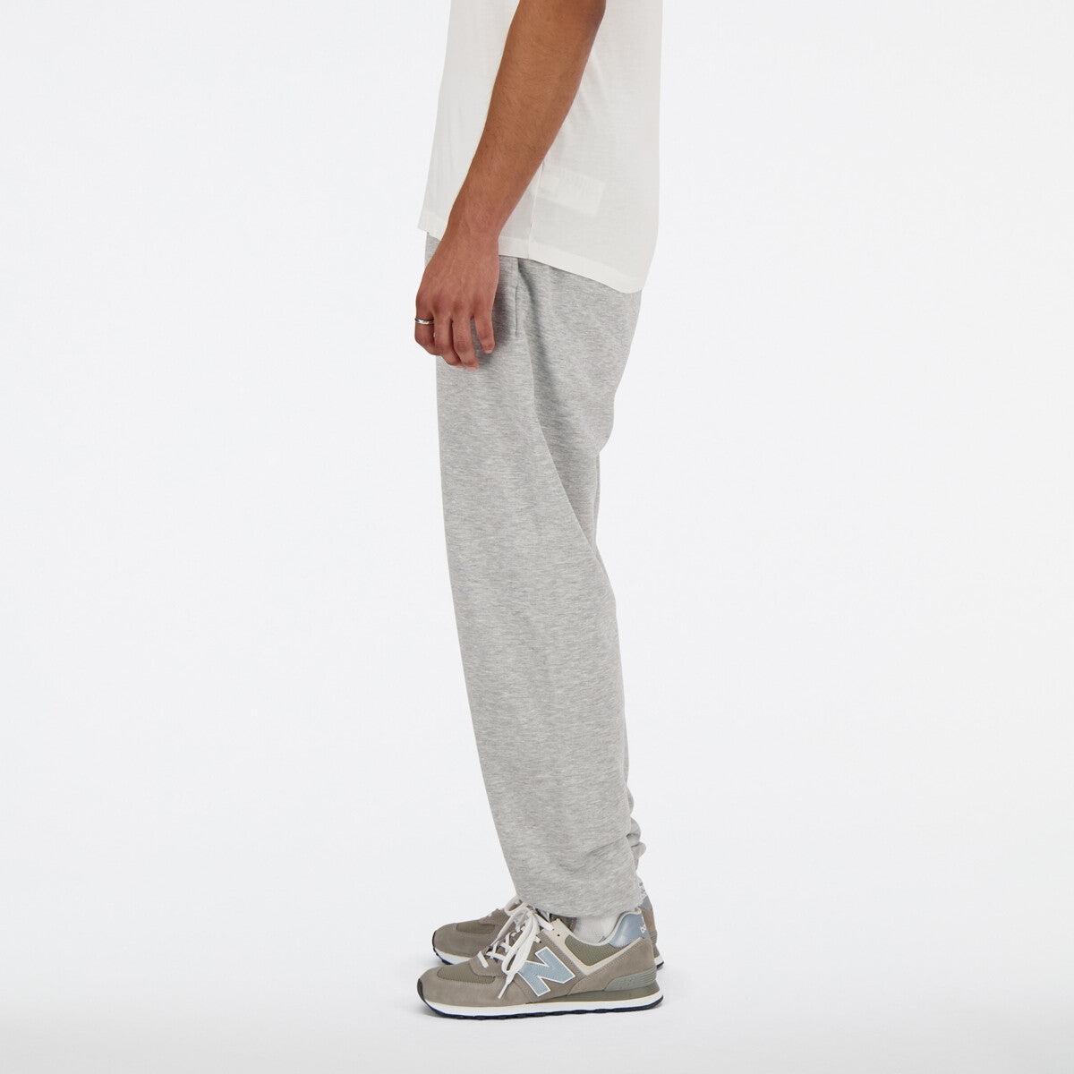 New Balance miesten collegehousut Sport Essentials French Terry Jogger, vaaleanharmaa