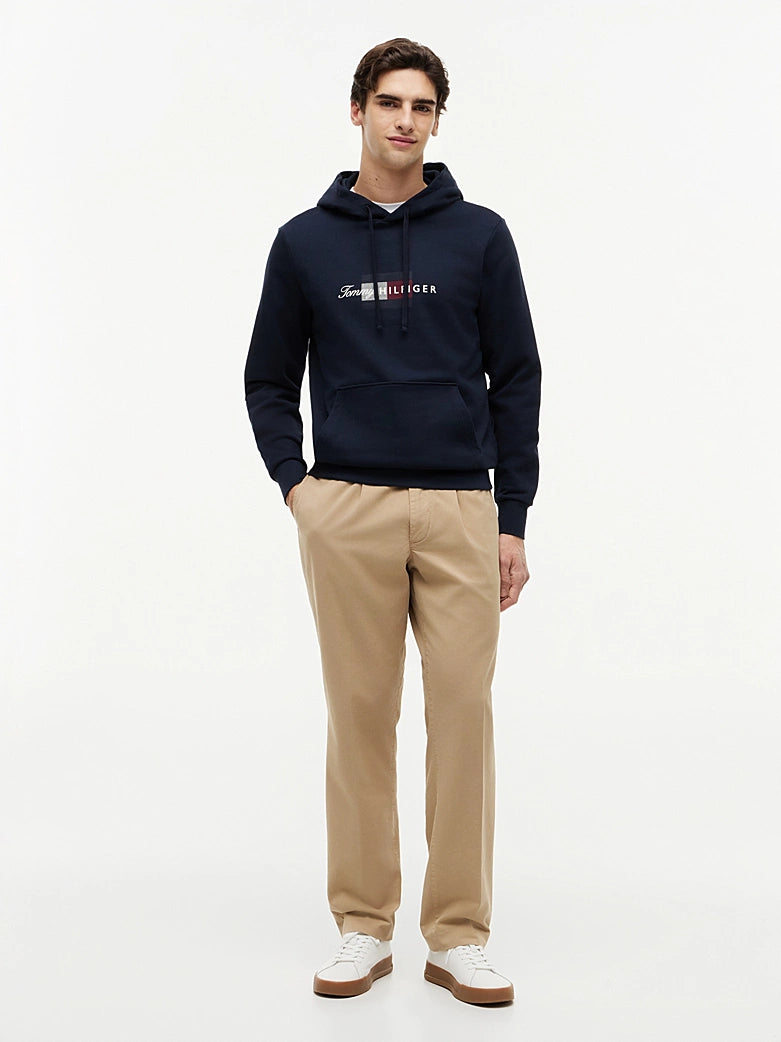 Tommy Hilfiger miesten huppari Script Flag Hoodie, tummansininen, jossa on raidallinen logopainatus rinnassa, hupullinen neule, edessä tasku ja joustavat resorit helmassa sekä hihansuuissa.
