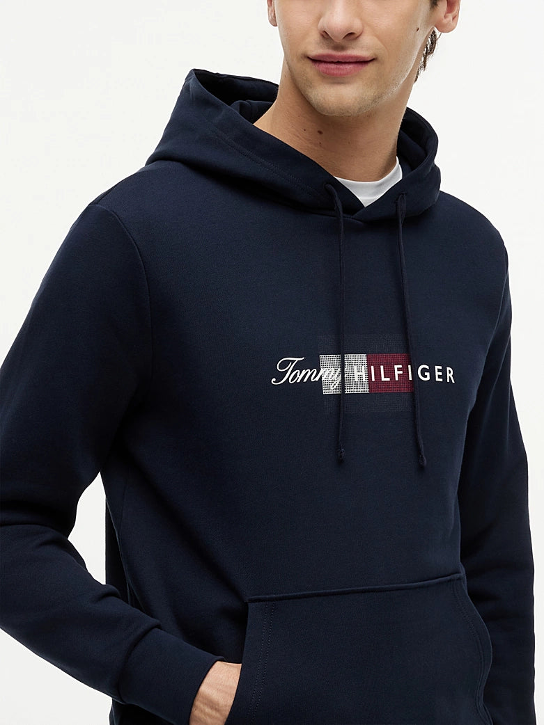 Tommy Hilfiger miesten huppari Script Flag Hoodie, tummansininen, pehmeää ja lämminhenkistä materiaalia, edessä vetoketjullinen vetskari ja nyörillinen huppu, rinta-alueella kirjailtu logo.