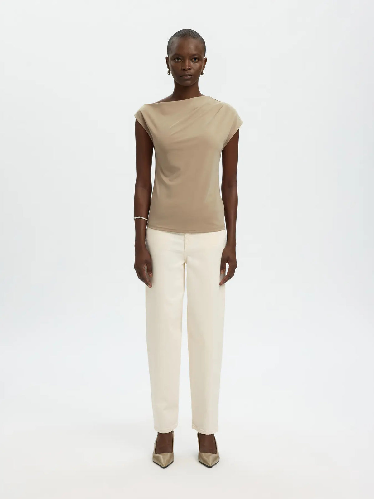 Selected Femme naisten toppi SLFMOLLY SS Top, Weathered Teak, epäsymmetrinen leikkaus, lyhyet hihat ja pehmeästi laskeutuva väljä malli