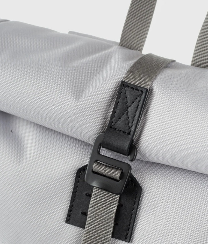 Sandqvist reppu Icon Rolltop Backpack 14'', vaaleanharmaa