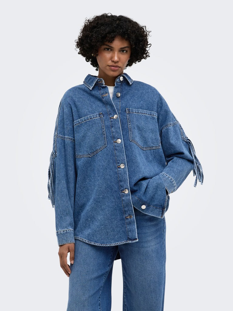 Only naisten farkkutakki Maureen LS Fringe Denim, Sininen, indigo, väljä farkkuleikkaus, kaulus, napitus, rintataskut ja hapsuyksityiskohdat hihoissa