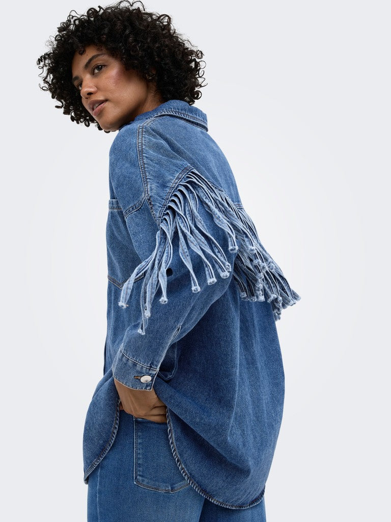 Only naisten farkkutakki Maureen LS Fringe Denim, Sininen, indigo. Sininen indigonsävyinen denim, rento leikkaus, pitkät hihat ja runsaat hapsut olkapäillä.