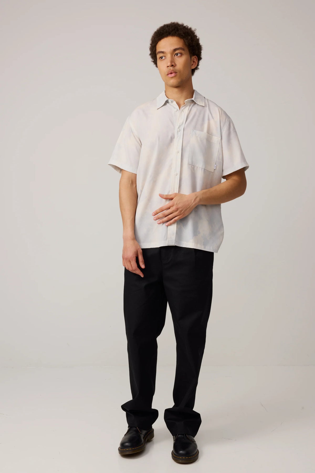 Makia lyhythihainen kauluspaita Odette Shirt, valkopohjainen kuosi, leveä leikkaus, lyhyet hihat ja rintatasku, valmistettu pehmeästä ja laadukkaasta materiaalista.