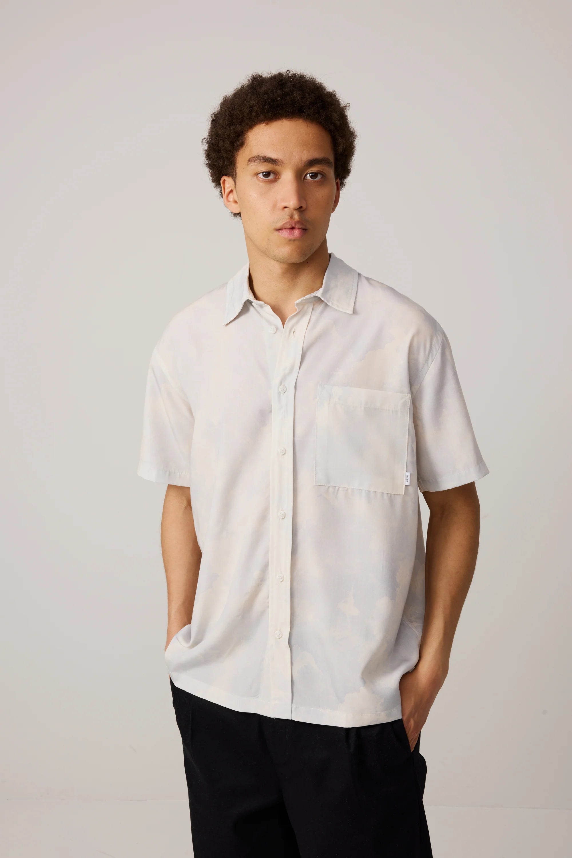 Makia lyhythihainen kauluspaita Odette Shirt, valkopohjainen kuosi