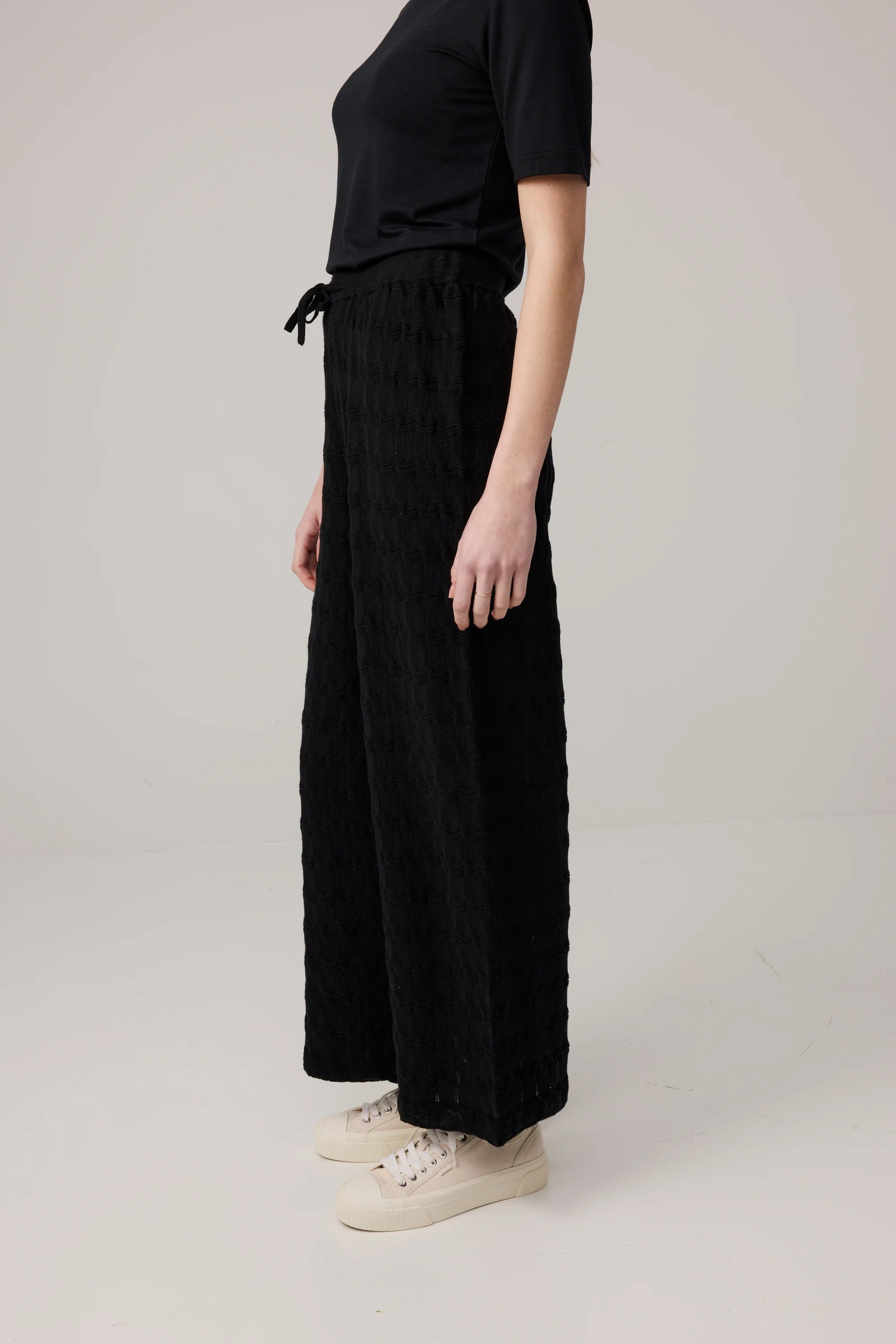 Makia naisten housut Marie Knitted Pants, musta, suora ja leveä lahje, pehmeä neulottu kangas, mukava vyötärönauha nyörillä.