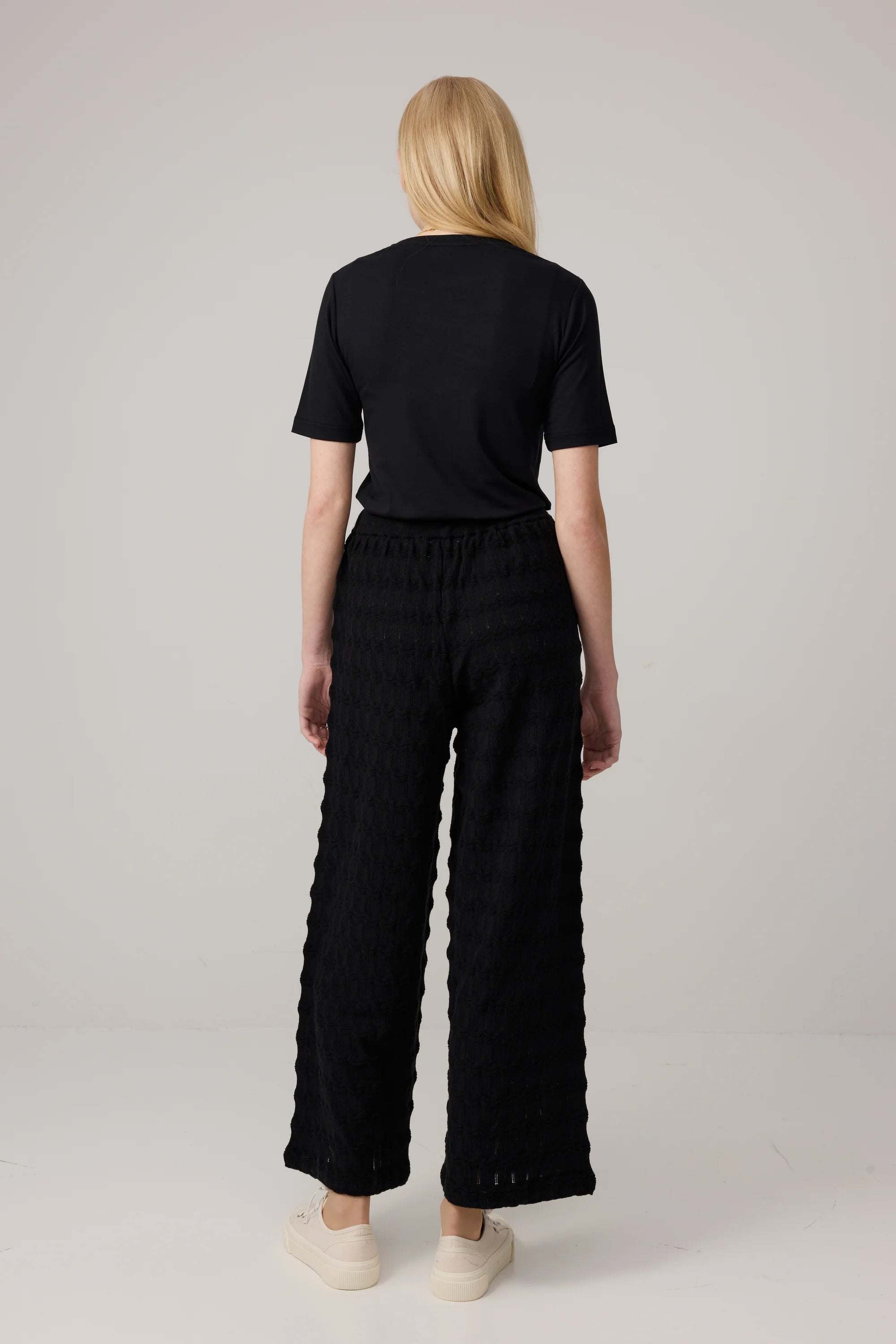 Makia naisten housut Marie Knitted Pants, musta, suorahko ja rento leikkaus, neulottu tekstuuri ja joustava vyötärö, hengittävä ja pehmeä materiaali.