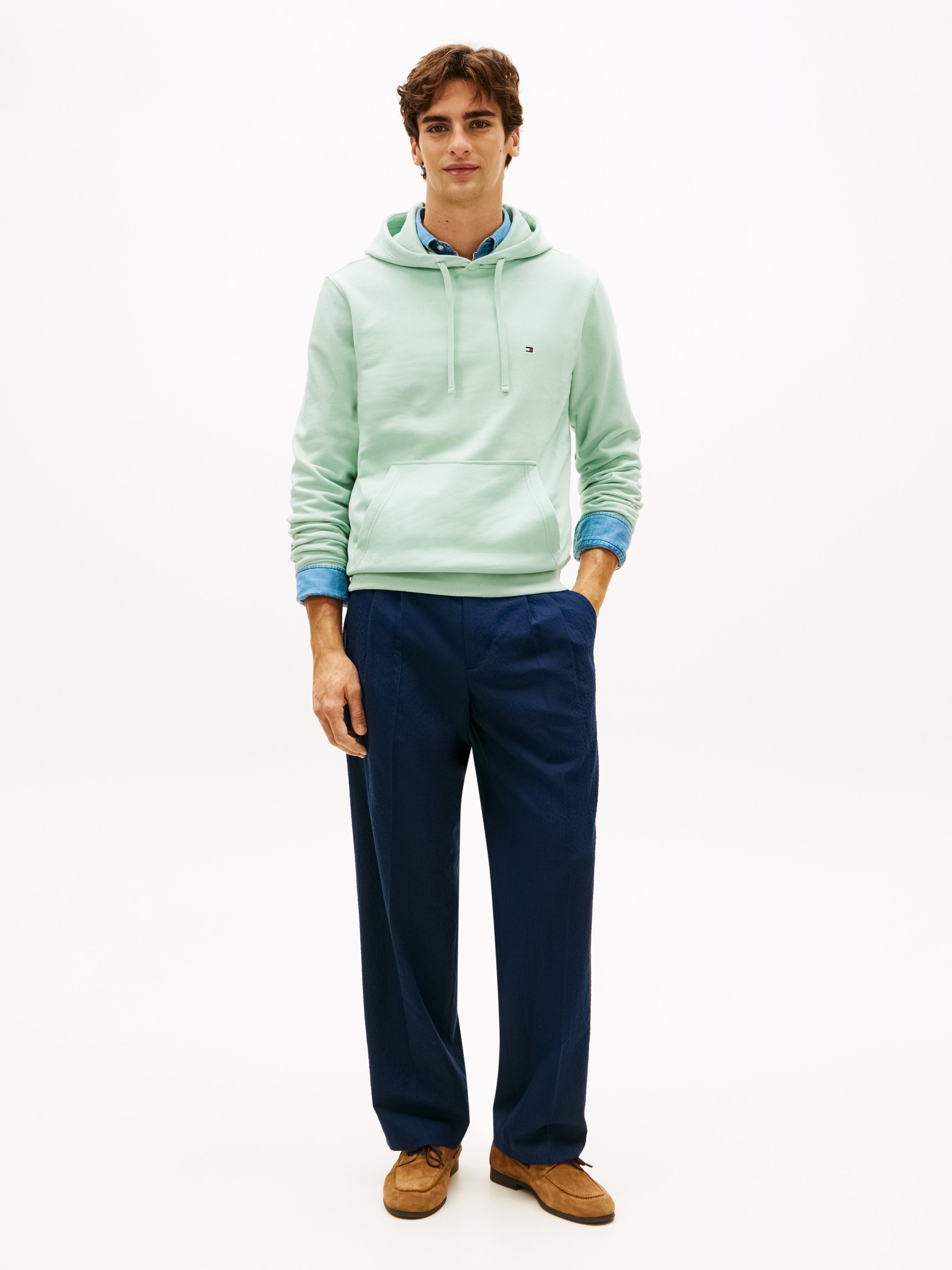 Tommy Hilfiger miesten huppari K Essential Terry Hoody, vihreä, on pehmeästi viimeistelty hupullinen pusero, jossa on säädettävä kiristysnauha ja edessä suuri tasku.