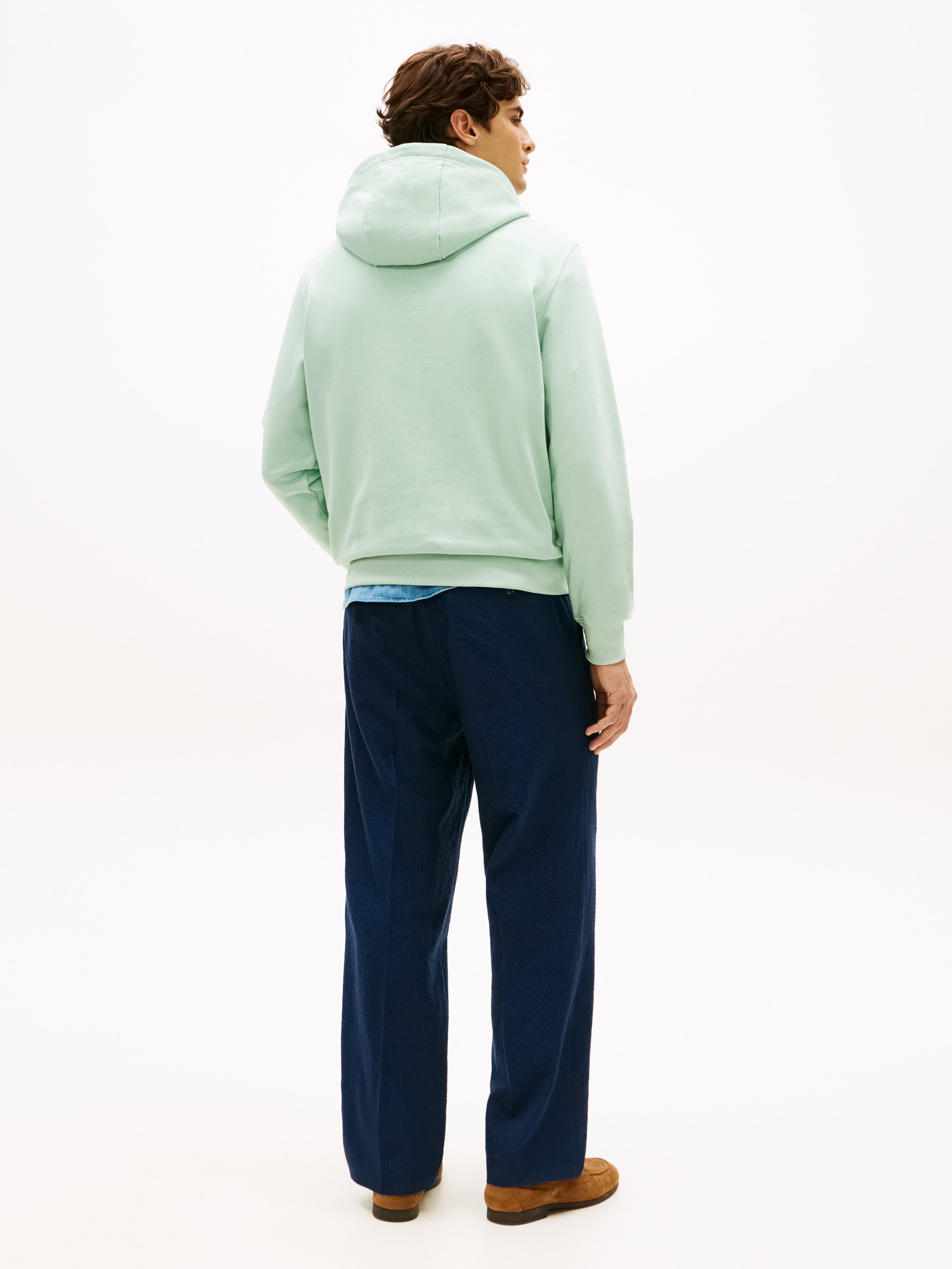 Tommy Hilfiger miesten huppari K Essential Terry Hoody, vihreä, on yksivärinen vaalea vihreä hupparimateriaali, jossa on rento ja suora leikkaus sekä hupullinen malli.