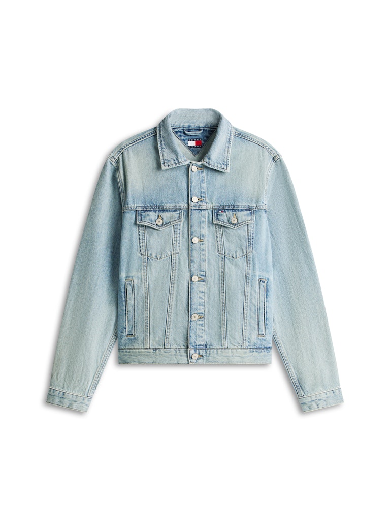 Tommy Jeans miesten farkkutakki Ryan RGLR Tucker Jacket BJ8012, sininen, jossa vaalean sininen farkkumateriaali, klassinen kauluskäänne, nappikiinnitys ja etutaskut.