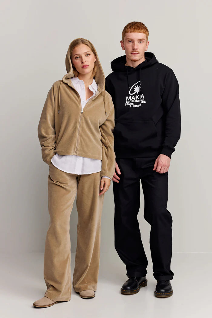 Makia naisten housut Anne Trousers, vaalea beige, rento ja suoralinjainen malli, pehmeä ja teksturoitu materiaali, leveät lahkeet ja hillitty sävy.