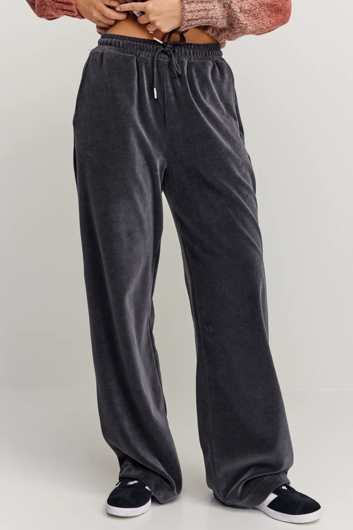 Makia naisten housut Anne Trousers, tummanharmaa