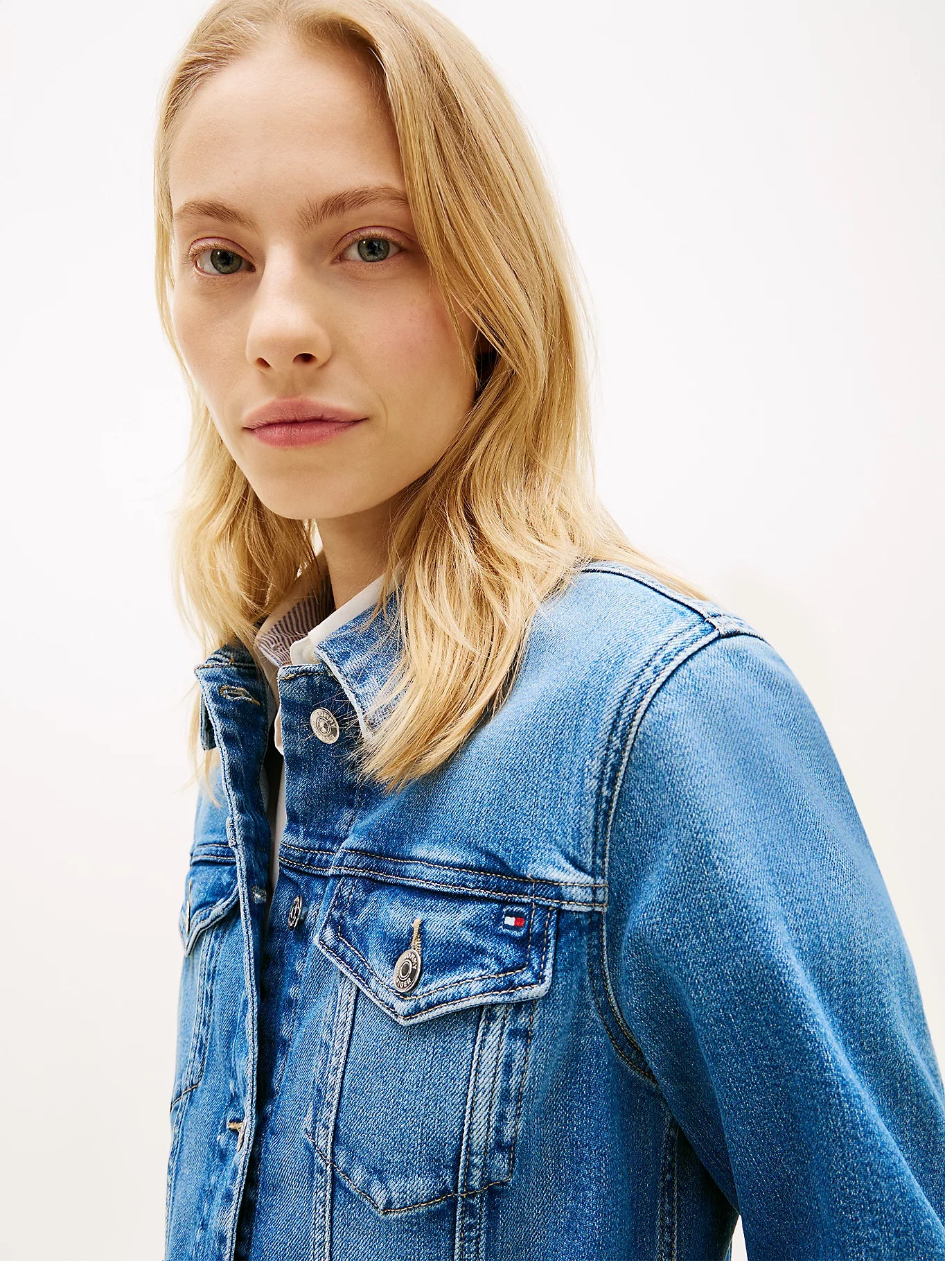 Tommy Hilfiger naisten farkkutakki DNM Finn Slim Jacket, sinisen sävyinen farkkumateriaali, slim-fit istuvuus, painonapit ja kulutettu viimeistely.
